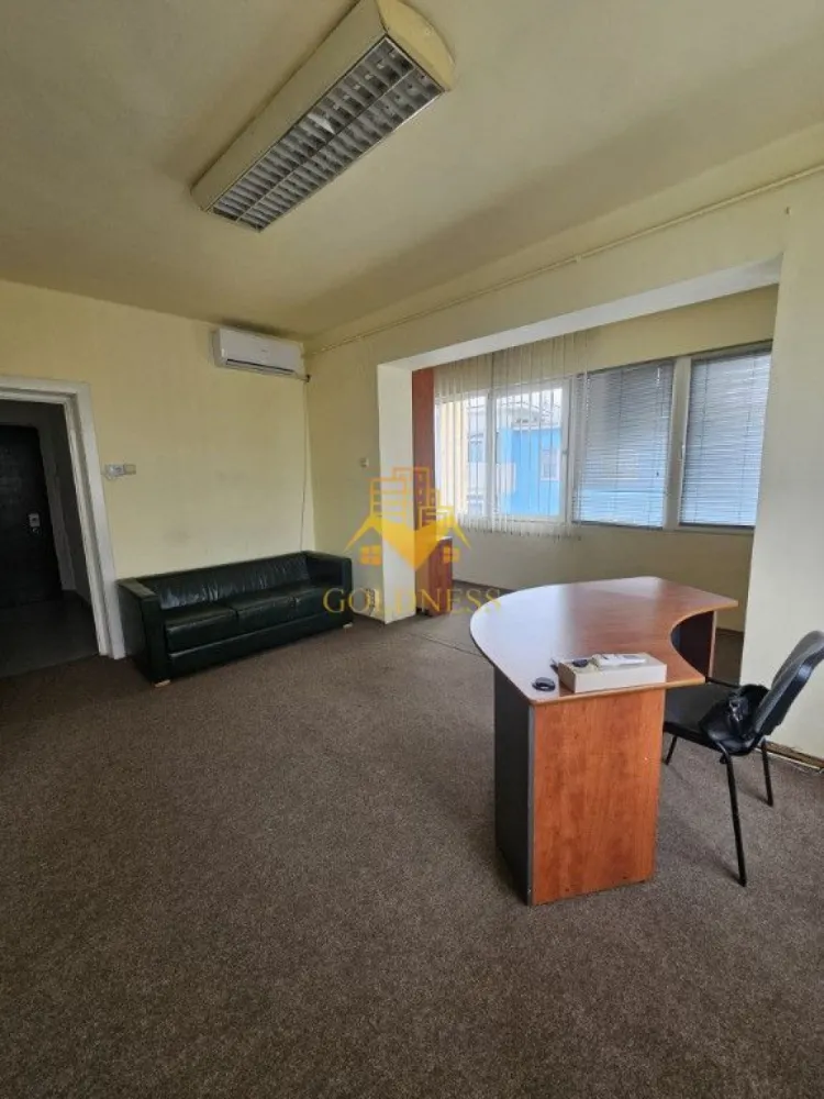 Apartament 2 camere renovat,Ultracentral, Piata Mihai Viteazu, Fierul! - Va prezentam spre vanzare un apartament cu 2 camere, localizat in Cluj-Napoca, zona ultracentrala, Piata Mihai Viteazu.

Imobilul este amplasat intr-una dintre cele mai cautate locatii din oras, beneficiind de acces imediat catre centrul istoric, institutii publice, centre de afaceri, restaurante, cafenele si mijloace de transport in comun.

In imediata apropiere regasim:

* Piata Mihai Viteazu;
* Centrul Istoric al Clujului;
* The Office;
* statii de transport in comun, banci, farmacii si magazine.

Locatia ofera acces pietonal rapid catre principalele puncte de interes ale orasului, fiind ideala atat pentru locuit, cat si pentru investitie.

Apartamentul este situat la etajul 4 al unui imobil bine intretinut si dispune de o compartimentare semidecomandata, organizata astfel:

* living;
* dormitor;
* bucatarie;
* baie;
* hol.

Proprietatea este amenajata in prezent pentru activitati de birou, insa poate fi transformata cu usurinta intr-o locuinta confortabila, datorita compartimentarii practice si spatiilor bine proportionate.

Apartamentul beneficiaza de:

* centrala termica proprie;
* ferestre cu geam termopan;
* usa antiefractie;
* finisaje intretinute;
* partial mobilat.

Confortul termic este asigurat de centrala termica proprie, cu distributie a caldurii prin calorifere.

Un avantaj important il reprezinta faptul ca apartamentul este liber de sarcini, neocupat si disponibil pentru preluare imediata, fiind o oportunitate excelenta pentru cei care doresc o proprietate in centrul orasului fara timpi de asteptare.

Datorita amplasarii exceptionale in Piata Mihai Viteazu, proprietatea este potrivita atat pentru locuinta proprie, cat si pentru activitati de birou, cabinet, sediu firma sau investitie cu randament ridicat din inchiriere.

Apartamentul este liber de sarcini, iar ca modalitate de plata se accepta atat plata integrala, cat si achizitia prin credit ipotecar.

Pentru mai multe detalii si programarea unei vizionari, nu ezitati sa ne contactati.