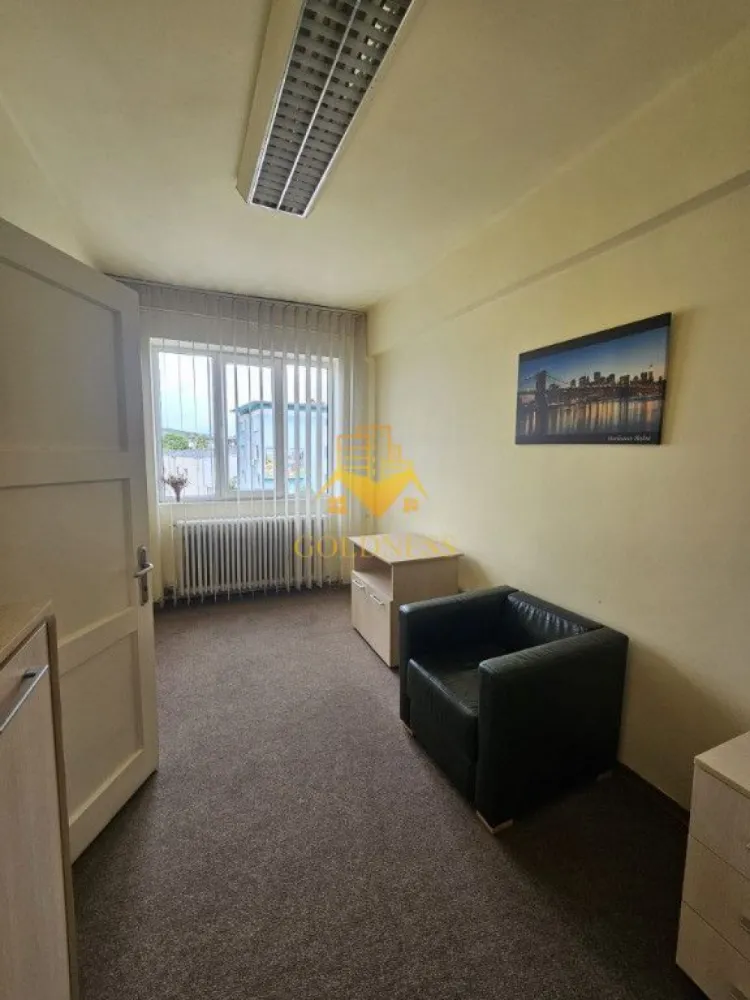 Apartament 2 camere renovat,Ultracentral, Piata Mihai Viteazu, Fierul! - Va prezentam spre vanzare un apartament cu 2 camere, localizat in Cluj-Napoca, zona ultracentrala, Piata Mihai Viteazu.

Imobilul este amplasat intr-una dintre cele mai cautate locatii din oras, beneficiind de acces imediat catre centrul istoric, institutii publice, centre de afaceri, restaurante, cafenele si mijloace de transport in comun.

In imediata apropiere regasim:

* Piata Mihai Viteazu;
* Centrul Istoric al Clujului;
* The Office;
* statii de transport in comun, banci, farmacii si magazine.

Locatia ofera acces pietonal rapid catre principalele puncte de interes ale orasului, fiind ideala atat pentru locuit, cat si pentru investitie.

Apartamentul este situat la etajul 4 al unui imobil bine intretinut si dispune de o compartimentare semidecomandata, organizata astfel:

* living;
* dormitor;
* bucatarie;
* baie;
* hol.

Proprietatea este amenajata in prezent pentru activitati de birou, insa poate fi transformata cu usurinta intr-o locuinta confortabila, datorita compartimentarii practice si spatiilor bine proportionate.

Apartamentul beneficiaza de:

* centrala termica proprie;
* ferestre cu geam termopan;
* usa antiefractie;
* finisaje intretinute;
* partial mobilat.

Confortul termic este asigurat de centrala termica proprie, cu distributie a caldurii prin calorifere.

Un avantaj important il reprezinta faptul ca apartamentul este liber de sarcini, neocupat si disponibil pentru preluare imediata, fiind o oportunitate excelenta pentru cei care doresc o proprietate in centrul orasului fara timpi de asteptare.

Datorita amplasarii exceptionale in Piata Mihai Viteazu, proprietatea este potrivita atat pentru locuinta proprie, cat si pentru activitati de birou, cabinet, sediu firma sau investitie cu randament ridicat din inchiriere.

Apartamentul este liber de sarcini, iar ca modalitate de plata se accepta atat plata integrala, cat si achizitia prin credit ipotecar.

Pentru mai multe detalii si programarea unei vizionari, nu ezitati sa ne contactati.