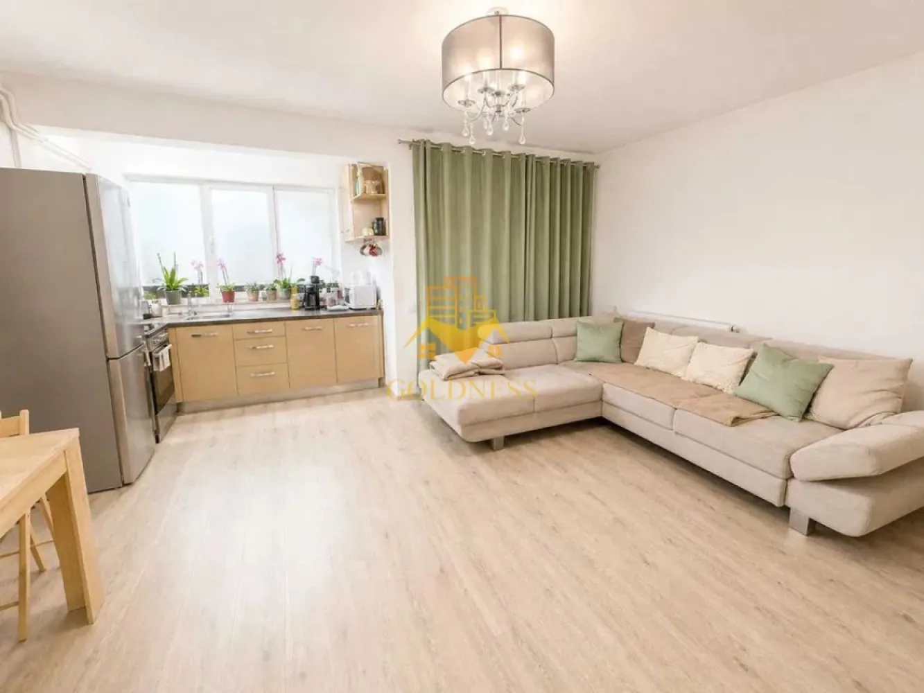 2 Camere Open Space, Intre Lacuri, Iulius Mall, FSEGA,Dunarii - GOLDNESS Imobiliare vă propune spre închiriere un apartament cu 2 camere complet mobilat și utilat, la etajul 4 intr-un complex de 5 etaje, în Cartierul Intre lacuri!
Parcare in zona!
Se află în apropierea stațiilor de transport în comun, magazine, restaurante, spații verzi, farmacii, etc.

Apartamentul este compartimentat astfel:
- dormitor cu pat matrimonial, dressing, noptiere
- living cu bucatarie open space complet utilată și mobilată, canapea extensibilă, loc de servit masa
- baie cu cabina de dus, calorifer port prosop și dulap pentru depozitare.
- balcon 3 mp.

Imobilul este dotat cu toate cele necesare- centrală proprie, frigider, aragaz, hotă, mașină de spălat haine, etc.

Dacă sunteți interesați de acest apartament și doriți să îl vizionați, dar și pentru alte oferte nu ezitați să ne contactați telefonic sau prin e-mail. Vă stăm la dispoziție!
Pentru intermediere se percepe un comision de 50% din prețul chiriei!