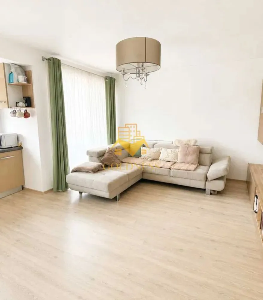 2 Camere Open Space, Intre Lacuri, Iulius Mall, FSEGA,Dunarii - GOLDNESS Imobiliare vă propune spre închiriere un apartament cu 2 camere complet mobilat și utilat, la etajul 4 intr-un complex de 5 etaje, în Cartierul Intre lacuri!
Parcare in zona!
Se află în apropierea stațiilor de transport în comun, magazine, restaurante, spații verzi, farmacii, etc.

Apartamentul este compartimentat astfel:
- dormitor cu pat matrimonial, dressing, noptiere
- living cu bucatarie open space complet utilată și mobilată, canapea extensibilă, loc de servit masa
- baie cu cabina de dus, calorifer port prosop și dulap pentru depozitare.
- balcon 3 mp.

Imobilul este dotat cu toate cele necesare- centrală proprie, frigider, aragaz, hotă, mașină de spălat haine, etc.

Dacă sunteți interesați de acest apartament și doriți să îl vizionați, dar și pentru alte oferte nu ezitați să ne contactați telefonic sau prin e-mail. Vă stăm la dispoziție!
Pentru intermediere se percepe un comision de 50% din prețul chiriei!