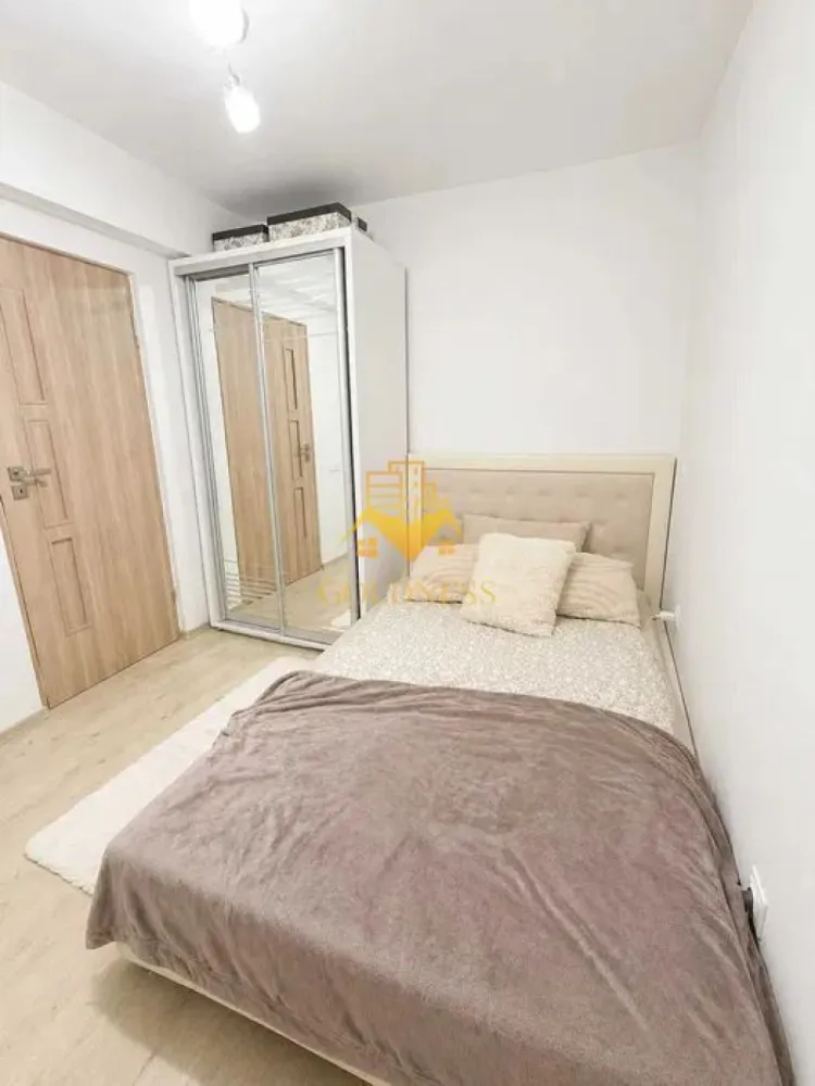 2 Camere Open Space, Intre Lacuri, Iulius Mall, FSEGA,Dunarii - GOLDNESS Imobiliare vă propune spre închiriere un apartament cu 2 camere complet mobilat și utilat, la etajul 4 intr-un complex de 5 etaje, în Cartierul Intre lacuri!
Parcare in zona!
Se află în apropierea stațiilor de transport în comun, magazine, restaurante, spații verzi, farmacii, etc.

Apartamentul este compartimentat astfel:
- dormitor cu pat matrimonial, dressing, noptiere
- living cu bucatarie open space complet utilată și mobilată, canapea extensibilă, loc de servit masa
- baie cu cabina de dus, calorifer port prosop și dulap pentru depozitare.
- balcon 3 mp.

Imobilul este dotat cu toate cele necesare- centrală proprie, frigider, aragaz, hotă, mașină de spălat haine, etc.

Dacă sunteți interesați de acest apartament și doriți să îl vizionați, dar și pentru alte oferte nu ezitați să ne contactați telefonic sau prin e-mail. Vă stăm la dispoziție!
Pentru intermediere se percepe un comision de 50% din prețul chiriei!