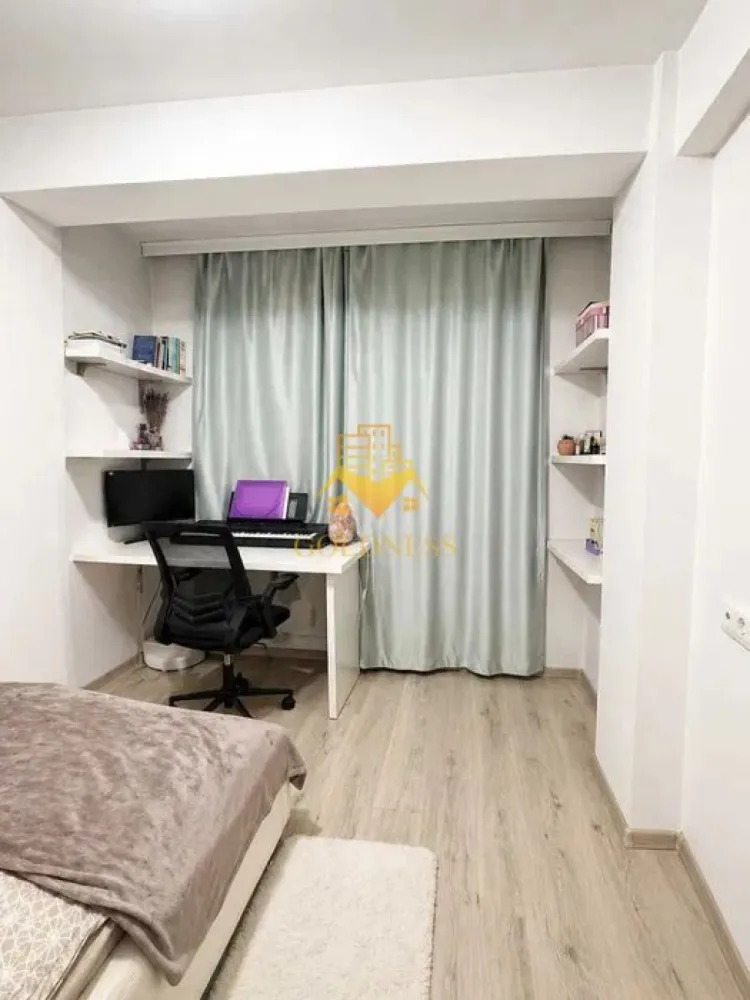2 Camere Open Space, Intre Lacuri, Iulius Mall, FSEGA,Dunarii - GOLDNESS Imobiliare vă propune spre închiriere un apartament cu 2 camere complet mobilat și utilat, la etajul 4 intr-un complex de 5 etaje, în Cartierul Intre lacuri!
Parcare in zona!
Se află în apropierea stațiilor de transport în comun, magazine, restaurante, spații verzi, farmacii, etc.

Apartamentul este compartimentat astfel:
- dormitor cu pat matrimonial, dressing, noptiere
- living cu bucatarie open space complet utilată și mobilată, canapea extensibilă, loc de servit masa
- baie cu cabina de dus, calorifer port prosop și dulap pentru depozitare.
- balcon 3 mp.

Imobilul este dotat cu toate cele necesare- centrală proprie, frigider, aragaz, hotă, mașină de spălat haine, etc.

Dacă sunteți interesați de acest apartament și doriți să îl vizionați, dar și pentru alte oferte nu ezitați să ne contactați telefonic sau prin e-mail. Vă stăm la dispoziție!
Pentru intermediere se percepe un comision de 50% din prețul chiriei!