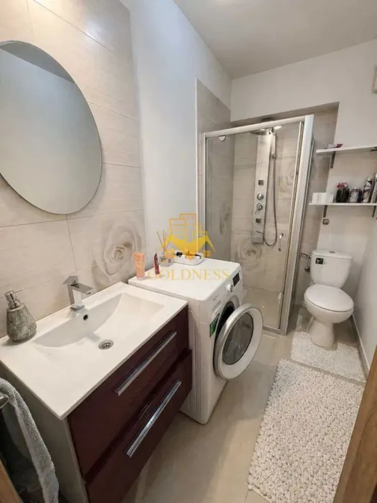 2 Camere Open Space, Intre Lacuri, Iulius Mall, FSEGA,Dunarii - GOLDNESS Imobiliare vă propune spre închiriere un apartament cu 2 camere complet mobilat și utilat, la etajul 4 intr-un complex de 5 etaje, în Cartierul Intre lacuri!
Parcare in zona!
Se află în apropierea stațiilor de transport în comun, magazine, restaurante, spații verzi, farmacii, etc.

Apartamentul este compartimentat astfel:
- dormitor cu pat matrimonial, dressing, noptiere
- living cu bucatarie open space complet utilată și mobilată, canapea extensibilă, loc de servit masa
- baie cu cabina de dus, calorifer port prosop și dulap pentru depozitare.
- balcon 3 mp.

Imobilul este dotat cu toate cele necesare- centrală proprie, frigider, aragaz, hotă, mașină de spălat haine, etc.

Dacă sunteți interesați de acest apartament și doriți să îl vizionați, dar și pentru alte oferte nu ezitați să ne contactați telefonic sau prin e-mail. Vă stăm la dispoziție!
Pentru intermediere se percepe un comision de 50% din prețul chiriei!