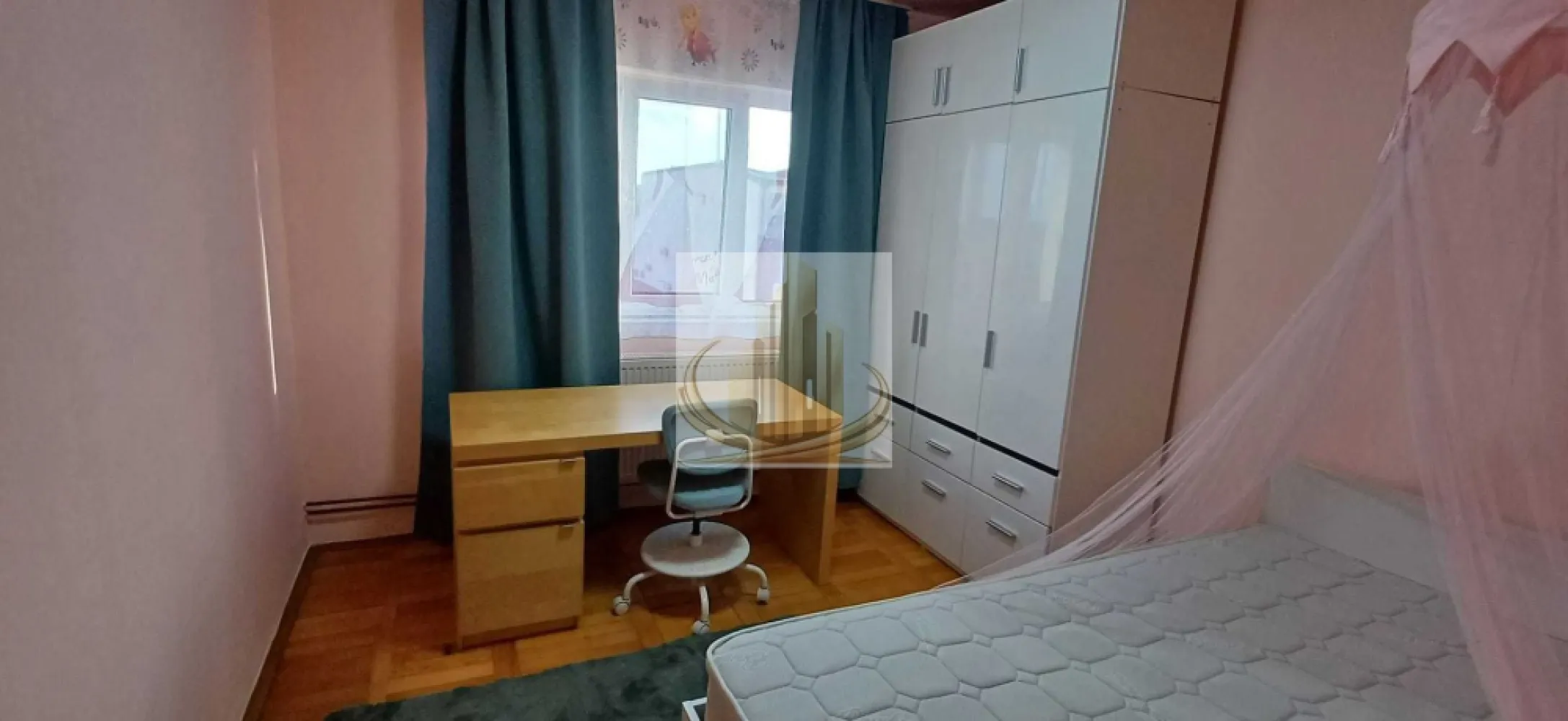 🏡Ap 3 camere, 80 mp - 🏡 Apartament 3 camere, 80 mp – Calea Girocului (zona Lidia) | Grand Mobilis

Grand Mobilis vă propune spre închiriere un apartament modern cu 3 camere, situat pe Calea Girocului (Str. Lidia), într-o zonă liniștită și excelent conectată.

🛏️ Detalii proprietate:

* Suprafață: 80 mp
* Etaj: 2
* Compartimentare semidecomandată
* Living spațios + 2 dormitoare
* Bucătărie complet echipată
* Complet mobilat și utilat
* Recent renovat

🔥 Confort termic:

* Centrală proprie pe gaz (Viessmann)
* Bloc izolat termic (costuri reduse)

📍 Localizare excelentă:

* Lângă Spitalul Județean
* Stație autobuz (liniile 15/19) chiar la scară
* Magazine: Penny (vis-a-vis), Lidl & Kaufland la 5 minute
* Școli și licee în apropiere (Gen. 25, 30, Iris, Azur)
* Parc și zonă verde la 1 minut

✨ Ideal pentru familie sau cuplu care își dorește confort și acces rapid către oraș.

⏳ Disponibil imediat
🚫 Nu se acceptă animale de companie