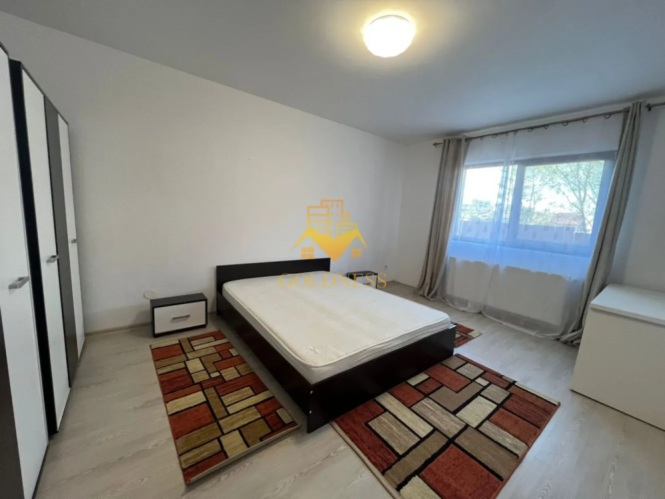 3 camere open-space, Parcare, Cartier Manastur, Zona Campului - GOLDNESS Imobiliare vă propune spre închiriere un apartament cu 3 camere open-space,complet mobilat și utilat, la etajul parter într-un imobil de 2 etaje, în cartierul Manastur, str. Aleea Porumbelelor. 
Dispune de loc de parcare exterioara in curte privata!
Apartamentul este compartimentat astfel:
 - 2 dormitoare IDENTICE cu paturi matrimoniale, dressing, noptiere 
 - living cu bucatarie open-space complet utilată, canapea extensibilă, loc de servit masa 
 - baie cu cabina de dus, calorifer port prosop inox și dulap pentru depozitare.
- terasa de 7 mp

Imobilul este dotat cu toate cele necesare- centrală proprie, mașină de spălat haine, frigider, aragaz, cuptor electric, hotă, etc. 
Se află în apropierea stațiilor de transport în comun, magazine, restaurante, spații verzi, farmacii, etc. 

Dacă sunteți interesați de acest apartament și doriți să îl vizionați, dar și pentru alte oferte sau detalii nu ezitați să ne contactați telefonic sau prin e-mail. Vă stăm la dispoziție!
Pentru intermediere se percepe un comision de 50% din prețul chiriei!