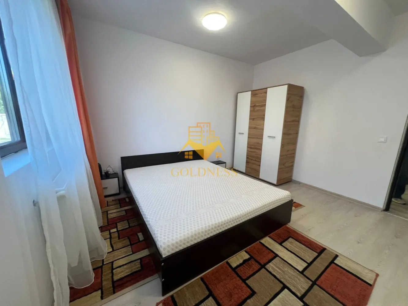 3 camere open-space, Parcare, Cartier Manastur, Zona Campului - GOLDNESS Imobiliare vă propune spre închiriere un apartament cu 3 camere open-space,complet mobilat și utilat, la etajul parter într-un imobil de 2 etaje, în cartierul Manastur, str. Aleea Porumbelelor. 
Dispune de loc de parcare exterioara in curte privata!
Apartamentul este compartimentat astfel:
 - 2 dormitoare IDENTICE cu paturi matrimoniale, dressing, noptiere 
 - living cu bucatarie open-space complet utilată, canapea extensibilă, loc de servit masa 
 - baie cu cabina de dus, calorifer port prosop inox și dulap pentru depozitare.
- terasa de 7 mp

Imobilul este dotat cu toate cele necesare- centrală proprie, mașină de spălat haine, frigider, aragaz, cuptor electric, hotă, etc. 
Se află în apropierea stațiilor de transport în comun, magazine, restaurante, spații verzi, farmacii, etc. 

Dacă sunteți interesați de acest apartament și doriți să îl vizionați, dar și pentru alte oferte sau detalii nu ezitați să ne contactați telefonic sau prin e-mail. Vă stăm la dispoziție!
Pentru intermediere se percepe un comision de 50% din prețul chiriei!
