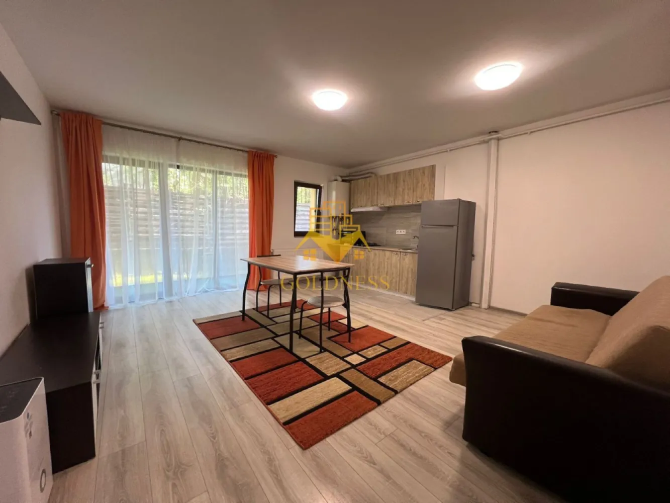 3 camere open-space, Parcare, Cartier Manastur, Zona Campului - GOLDNESS Imobiliare vă propune spre închiriere un apartament cu 3 camere open-space,complet mobilat și utilat, la etajul parter într-un imobil de 2 etaje, în cartierul Manastur, str. Aleea Porumbelelor. 
Dispune de loc de parcare exterioara in curte privata!
Apartamentul este compartimentat astfel:
 - 2 dormitoare IDENTICE cu paturi matrimoniale, dressing, noptiere 
 - living cu bucatarie open-space complet utilată, canapea extensibilă, loc de servit masa 
 - baie cu cabina de dus, calorifer port prosop inox și dulap pentru depozitare.
- terasa de 7 mp

Imobilul este dotat cu toate cele necesare- centrală proprie, mașină de spălat haine, frigider, aragaz, cuptor electric, hotă, etc. 
Se află în apropierea stațiilor de transport în comun, magazine, restaurante, spații verzi, farmacii, etc. 

Dacă sunteți interesați de acest apartament și doriți să îl vizionați, dar și pentru alte oferte sau detalii nu ezitați să ne contactați telefonic sau prin e-mail. Vă stăm la dispoziție!
Pentru intermediere se percepe un comision de 50% din prețul chiriei!