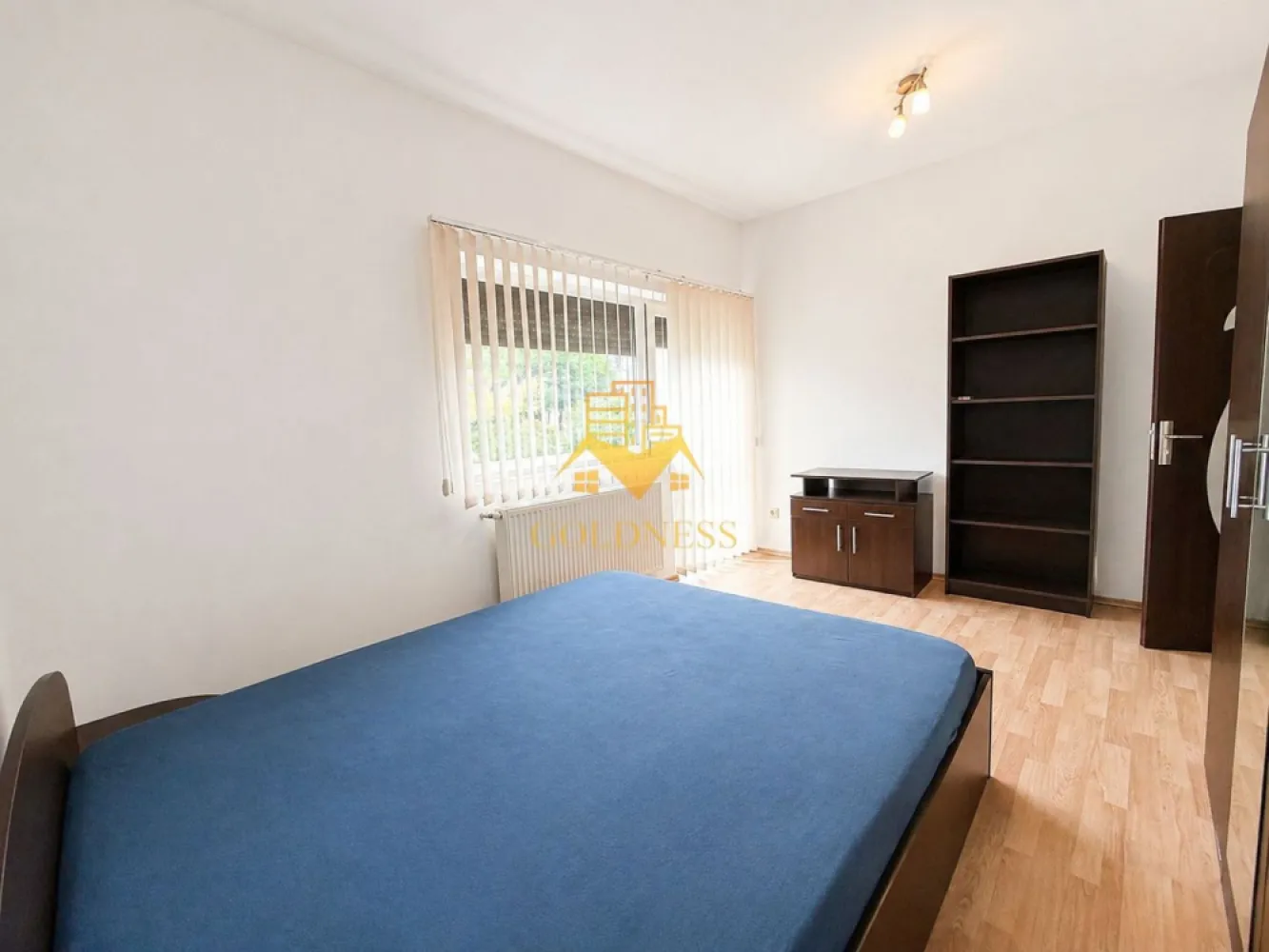 O cameră , Zorilor,UTCN, Observatorului, Sigma, Golden Tulip, UMF - GOLDNESS Imobiliare vă propune spre închiriere un apartament cu o cameră complet mobilat și utilat, la etajul 1 într-un imobil de 11 etaje, în Cartierul Zorilor.
Posibilitate de a parca in zona !
Se află în apropierea stațiilor de transport în comun, magazine, restaurante, spații verzi, farmacii, etc. 

Apartamentul este compartimentat astfel:
 - dormitor cu pat matrimonial, dressing, noptiere
 - living cu bucatarie open space complet utilată și mobilată, loc de servit masa 
 - baie cu cadă, calorifer port prosop și dulap pentru depozitare.
- balcon

Imobilul este dotat cu toate cele necesare- centrală proprie, frigider, aragaz, hotă, mașină de spălat haine, televizor, etc. 

Dacă sunteți interesați de acest apartament și doriți să îl vizionați, dar și pentru alte oferte nu ezitați să ne contactați telefonic sau prin e-mail. Vă stăm la dispoziție!
Pentru intermediere se percepe un comision de 50% din prețul chiriei!
