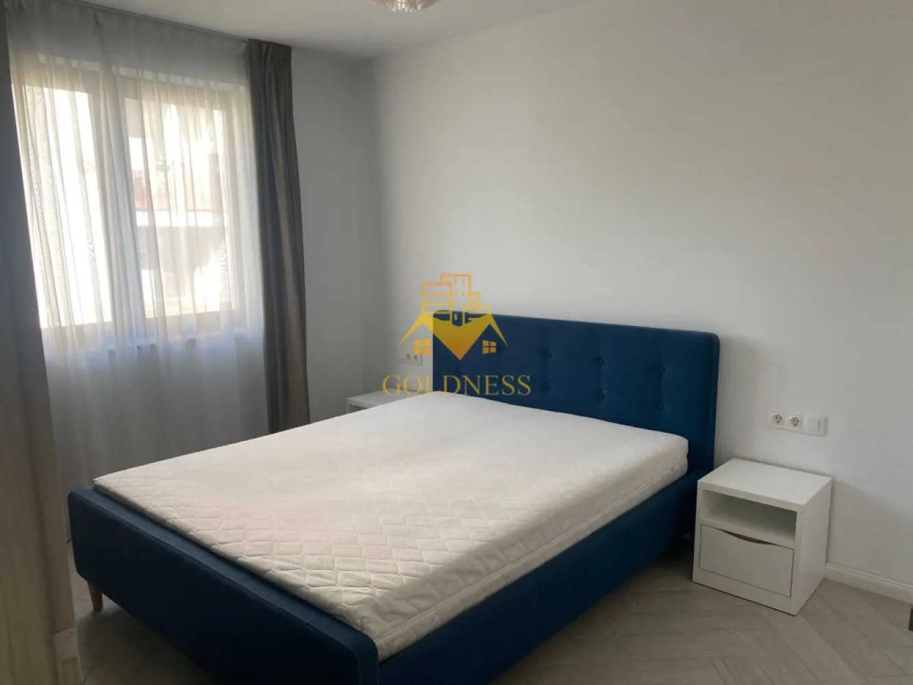 3 camere, Europa, Parcare, Eugen Ionesco, Calea Turzii, Leroy Merlin - GOLDNESS Imobiliare vă propune spre închiriere un apartament cu 3 camere complet mobilat și utilat, la etajul 1 într-un imobil de 2 etaje, în Cartierul Europa.
Dispune de loc de parcare subteran.
Se află în apropierea stațiilor de transport în comun, magazine, restaurante, spații verzi, farmacii, etc. 

Apartamentul este compartimentat astfel:
 - 2 dormitoare cu pat matrimonial, dressing, noptiere
 - living cu canapea extensibilă 
 - bucătărie complet utilată și mobilată, loc de servit masa 
 - 2 bai cu cabina de dus și cada, calorifer port prosop și dulap pentru depozitare.
 -balcon 5mp.

Imobilul este dotat cu toate cele necesare- centrală proprie, frigider, aragaz, hotă, mașină de spălat haine, etc. 

Dacă sunteți interesați de acest apartament și doriți să îl vizionați, dar și pentru alte oferte nu ezitați să ne contactați telefonic sau prin e-mail. Vă stăm la dispoziție!
Pentru intermediere se percepe un comision de 50% din prețul chiriei!