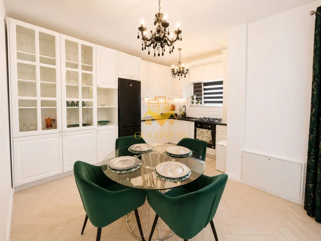 3 Camere Openspace,Parcare, Pet Friendly, Donath park,Profi,Grigorescu - GOLDNESS Imobiliare vă propune spre închiriere un apartament cu 3 camere complet mobilat și utilat, la parterul unui imobil de 4 etaje, în Cartierul Grigorescu, Donath Park.
2 locuri de parcare incluse!
Se află în apropierea stațiilor de transport în comun, magazine, restaurante, spații verzi, farmacii, etc. 

Apartamentul este compartimentat astfel:
 - dormitor cu pat matrimonial, noptiere
 - dormitor cu pat matrimonial, noptiere, iesire pe balcon si baie
 - living cu bucatarie open space complet utilată și mobilată, loc de servit masa 
 - baie cu dus walk-in, calorifer port prosop și dulap pentru depozitare.
 - baie cu dus , calorifer port prosop și dulap pentru depozitare.
 - terasa de 20 mp.
 - balcon 8 mp

Imobilul este dotat cu toate cele necesare- centrală proprie, frigider, aragaz, hotă, mașină de spălat haine, etc. 

Dacă sunteți interesați de acest apartament și doriți să îl vizionați, dar și pentru alte oferte nu ezitați să ne contactați telefonic sau prin e-mail. Vă stăm la dispoziție!
Pentru intermediere se percepe un comision de 50% din prețul chiriei!