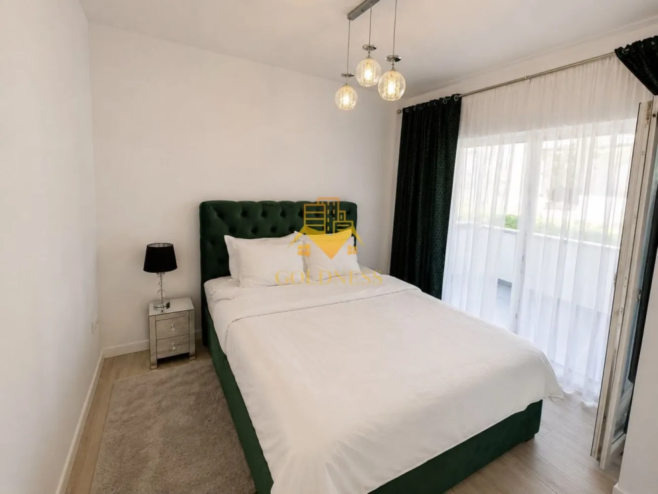 3 Camere Openspace,Parcare, Pet Friendly, Donath park,Profi,Grigorescu - GOLDNESS Imobiliare vă propune spre închiriere un apartament cu 3 camere complet mobilat și utilat, la parterul unui imobil de 4 etaje, în Cartierul Grigorescu, Donath Park.
2 locuri de parcare incluse!
Se află în apropierea stațiilor de transport în comun, magazine, restaurante, spații verzi, farmacii, etc. 

Apartamentul este compartimentat astfel:
 - dormitor cu pat matrimonial, noptiere
 - dormitor cu pat matrimonial, noptiere, iesire pe balcon si baie
 - living cu bucatarie open space complet utilată și mobilată, loc de servit masa 
 - baie cu dus walk-in, calorifer port prosop și dulap pentru depozitare.
 - baie cu dus , calorifer port prosop și dulap pentru depozitare.
 - terasa de 20 mp.
 - balcon 8 mp

Imobilul este dotat cu toate cele necesare- centrală proprie, frigider, aragaz, hotă, mașină de spălat haine, etc. 

Dacă sunteți interesați de acest apartament și doriți să îl vizionați, dar și pentru alte oferte nu ezitați să ne contactați telefonic sau prin e-mail. Vă stăm la dispoziție!
Pentru intermediere se percepe un comision de 50% din prețul chiriei!