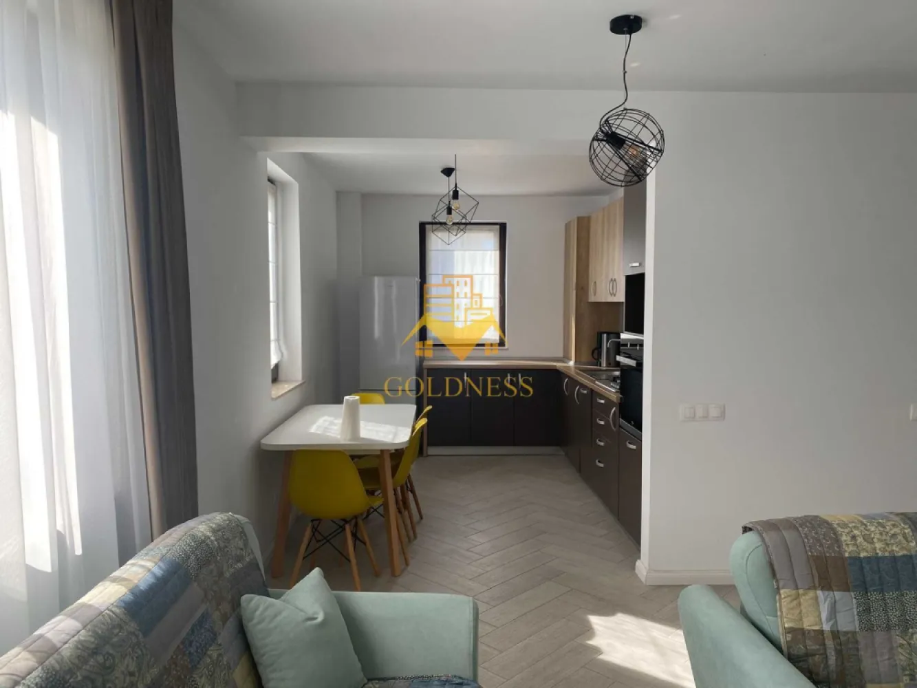 3 camere, Europa, Parcare, Eugen Ionesco, Calea Turzii, Leroy Merlin - GOLDNESS Imobiliare vă propune spre închiriere un apartament cu 3 camere complet mobilat și utilat, la etajul 1 într-un imobil de 2 etaje, în Cartierul Europa.
Dispune de loc de parcare subteran.
Se află în apropierea stațiilor de transport în comun, magazine, restaurante, spații verzi, farmacii, etc. 

Apartamentul este compartimentat astfel:
 - 2 dormitoare cu pat matrimonial, dressing, noptiere
 - living cu canapea extensibilă 
 - bucătărie complet utilată și mobilată, loc de servit masa 
 - 2 bai cu cabina de dus și cada, calorifer port prosop și dulap pentru depozitare.
 -balcon 5mp.

Imobilul este dotat cu toate cele necesare- centrală proprie, frigider, aragaz, hotă, mașină de spălat haine, etc. 

Dacă sunteți interesați de acest apartament și doriți să îl vizionați, dar și pentru alte oferte nu ezitați să ne contactați telefonic sau prin e-mail. Vă stăm la dispoziție!
Pentru intermediere se percepe un comision de 50% din prețul chiriei!