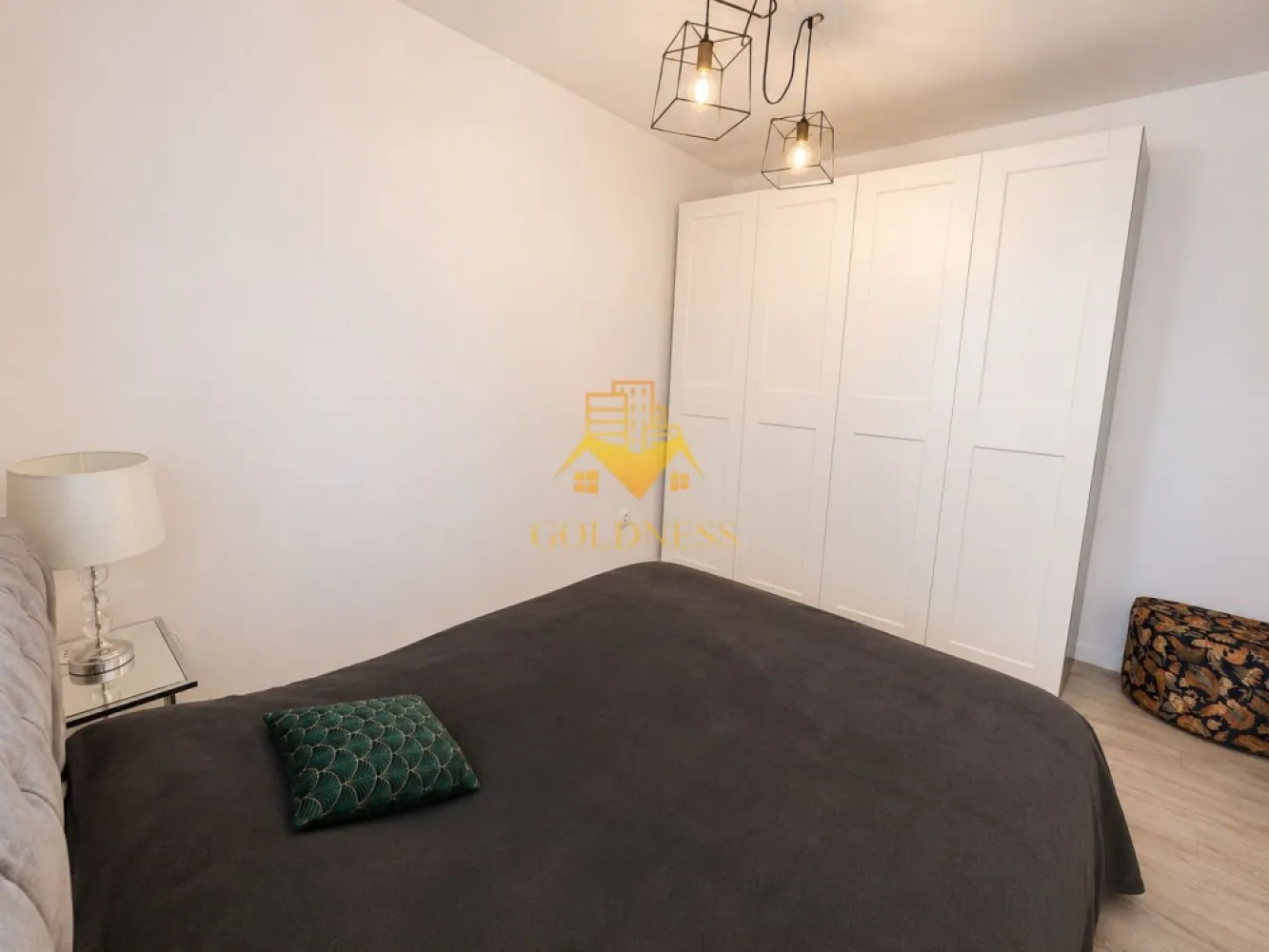 3 Camere Openspace,Parcare, Pet Friendly, Donath park,Profi,Grigorescu - GOLDNESS Imobiliare vă propune spre închiriere un apartament cu 3 camere complet mobilat și utilat, la parterul unui imobil de 4 etaje, în Cartierul Grigorescu, Donath Park.
2 locuri de parcare incluse!
Se află în apropierea stațiilor de transport în comun, magazine, restaurante, spații verzi, farmacii, etc. 

Apartamentul este compartimentat astfel:
 - dormitor cu pat matrimonial, noptiere
 - dormitor cu pat matrimonial, noptiere, iesire pe balcon si baie
 - living cu bucatarie open space complet utilată și mobilată, loc de servit masa 
 - baie cu dus walk-in, calorifer port prosop și dulap pentru depozitare.
 - baie cu dus , calorifer port prosop și dulap pentru depozitare.
 - terasa de 20 mp.
 - balcon 8 mp

Imobilul este dotat cu toate cele necesare- centrală proprie, frigider, aragaz, hotă, mașină de spălat haine, etc. 

Dacă sunteți interesați de acest apartament și doriți să îl vizionați, dar și pentru alte oferte nu ezitați să ne contactați telefonic sau prin e-mail. Vă stăm la dispoziție!
Pentru intermediere se percepe un comision de 50% din prețul chiriei!