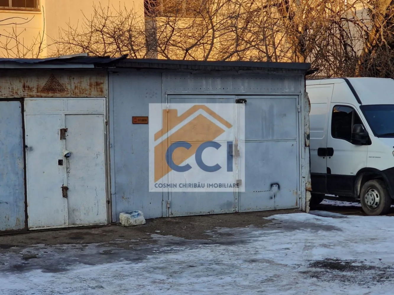 De vânzare – Garaj 22 mp, str. Iosif Cocea, Bacău - Se oferă spre vânzare garaj cu suprafața de 22 mp, situat pe strada Iosif Cocea, într-o zonă accesibilă a municipiului Bacău.
Garajul este potrivit pentru parcarea unui autoturism, depozitare sau alte utilizări similare, beneficiind de acces facil. Locația îl face ideal atât pentru uz personal, cât și ca investiție.Garajul se afla in spatele salii de sport a scolii Mihai Dragan ,respectiv in spatele blocului nr 10 de pe strada Iosif Cocea.
Detinerea unui garaj pt autoturismul personal sau pt orice depozitare iin proximittea locuintei este indiscutabil un mare avantaj care aduce confort zilnic.
ATENTIE: exista document emis de Primaria Bacau ca acest garaj NU este demolabil !!!!