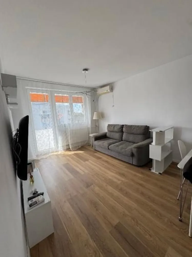 Apartament de inchiriat, metrou Tineretului - Apartament cu 3 camere, decomandat, situat la etajul 9 din 10, într-un imobil bine întreținut, aflat la doar 3 minute de mers pe jos de stația de metrou Tineretului. Locuința beneficiază de o compartimentare eficientă, oferind intimitate și confort, cu camere luminoase și bine proporționate. Poziționarea la etaj superior asigură o priveliște deschisă și liniște, departe de agitația străzii. Zona este excelent conectată la mijloacele de transport în comun și oferă acces rapid către parcuri, școli, magazine și alte facilități urbane. Ideal pentru locuit sau investiție. 
Disponibil imediat . Seinchiriaza complet mobilat si utilat.
Va stam la dispozitie pentru informatii suplimentare sau pentru programarea unei vizionari.
Comisionul agentiei este de 50% din prima prima luna, iar perioada minima a inchirierii este de 12 luni.

Cu deosebita consideratie, 
Arbore Real Estate