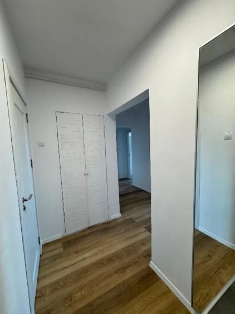 Apartament de inchiriat, metrou Tineretului - Apartament cu 3 camere, decomandat, situat la etajul 9 din 10, într-un imobil bine întreținut, aflat la doar 3 minute de mers pe jos de stația de metrou Tineretului. Locuința beneficiază de o compartimentare eficientă, oferind intimitate și confort, cu camere luminoase și bine proporționate. Poziționarea la etaj superior asigură o priveliște deschisă și liniște, departe de agitația străzii. Zona este excelent conectată la mijloacele de transport în comun și oferă acces rapid către parcuri, școli, magazine și alte facilități urbane. Ideal pentru locuit sau investiție. 
Disponibil imediat . Seinchiriaza complet mobilat si utilat.
Va stam la dispozitie pentru informatii suplimentare sau pentru programarea unei vizionari.
Comisionul agentiei este de 50% din prima prima luna, iar perioada minima a inchirierii este de 12 luni.

Cu deosebita consideratie, 
Arbore Real Estate