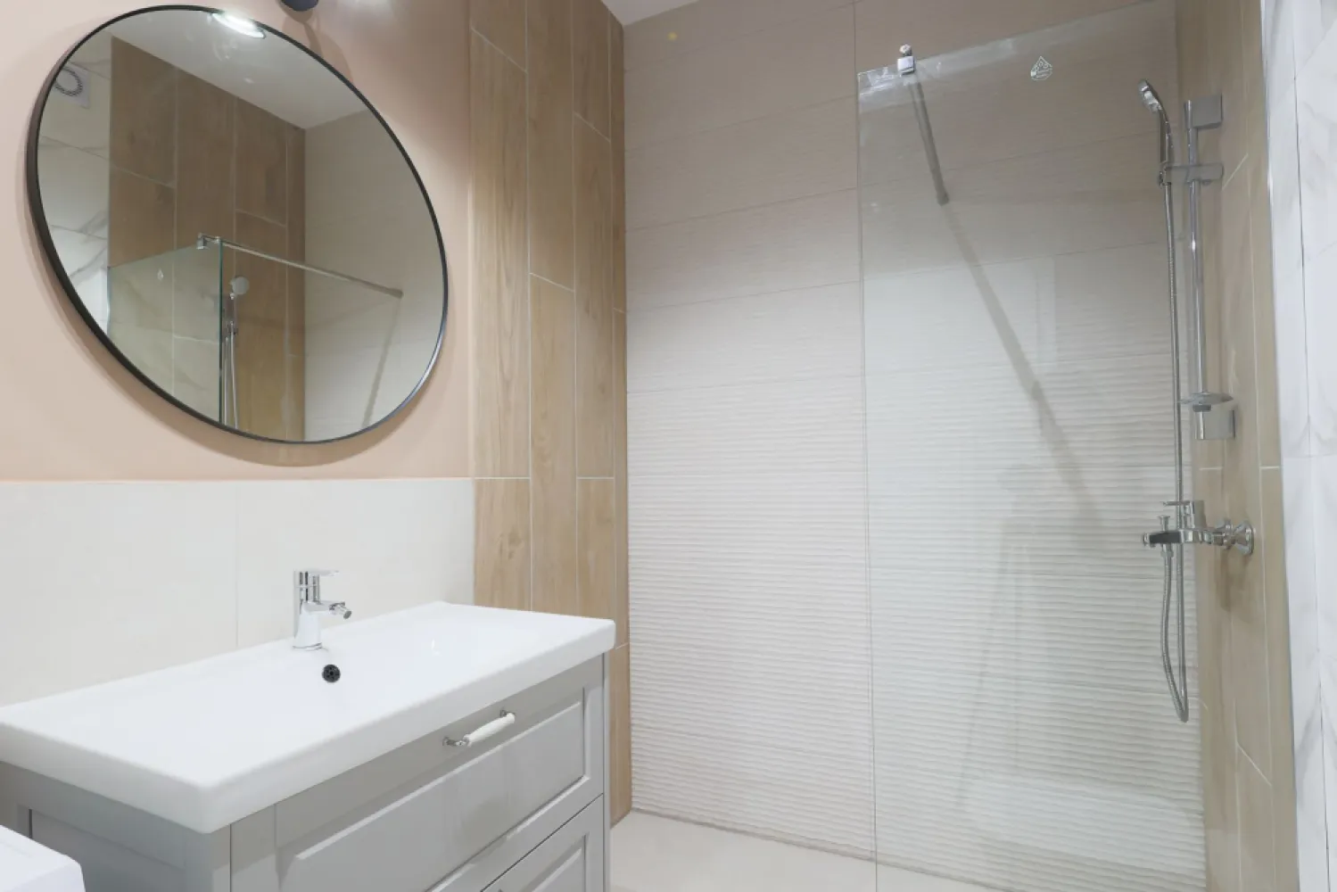 Apartament in cel mai nou bloc ARED RED9, fără agenție - comision 0 - Am plăcerea sa iți propun spre vânzare direct de la dezvoltatorul imobiliar, fără comision, un apartament nou cu un dormitor în noul cartier ARED City 9, situat pe Calea Aurel Vlaicu nr 14, în imediata apropiere a Atrium Mall, apartamentul cu numărul 38.
Prețul afișat este pentru plata integrală până la 30.09.2026, apartament finisat și mobilat.

Apartamentul situat la etajul 5, are centrală proprie pe gaz, se predă LA CHEIE. 
Atenție, apartamentul se vinde ca investiție, cu chiriași.
📢 Atenție! Detalii preț și TVA:
💰 Prețul este 139.929 EUR (TVA 21% inclus 
🏢 Dacă este cumpărat de o firmă plătitoare de TVA, prețul 115.644 EUR. (TVA 21 % - taxare inversa )
📌 Apartamentul se achiziționează prin plata unui avans de 25% din valoarea sa. Pentru plata integrală până la 31.05.2026 se acordă un discount de 3% aplicabil pe restul sumei, în speță pe diferența de 75%.â
Beneficiază de încălzire în pardoseală, gresie și parchet, sistem de casă inteligentă, ușă metalică la intrare și uși MDF la interior, baia funcțională, uși exterioare PVC, gri antracit la exterior, alb la interior cu profile de adâncime de 80mm realizate cu 6 camere de izolare, cu geam tripan.

Nu ratați șansa de a vă transforma acest apartament într-un cămin al visurilor dumneavoastră!
Sună-mă acum pentru mai multe detalii și pentru a stabili o vizionare la 0724694458 Dorel Veres consultant imobiliar ARED Birou Centru

Birou: ACASĂ | Agenție imobiliară Arad
Adresă: Bulevardul Decebal 2, Arad 310133