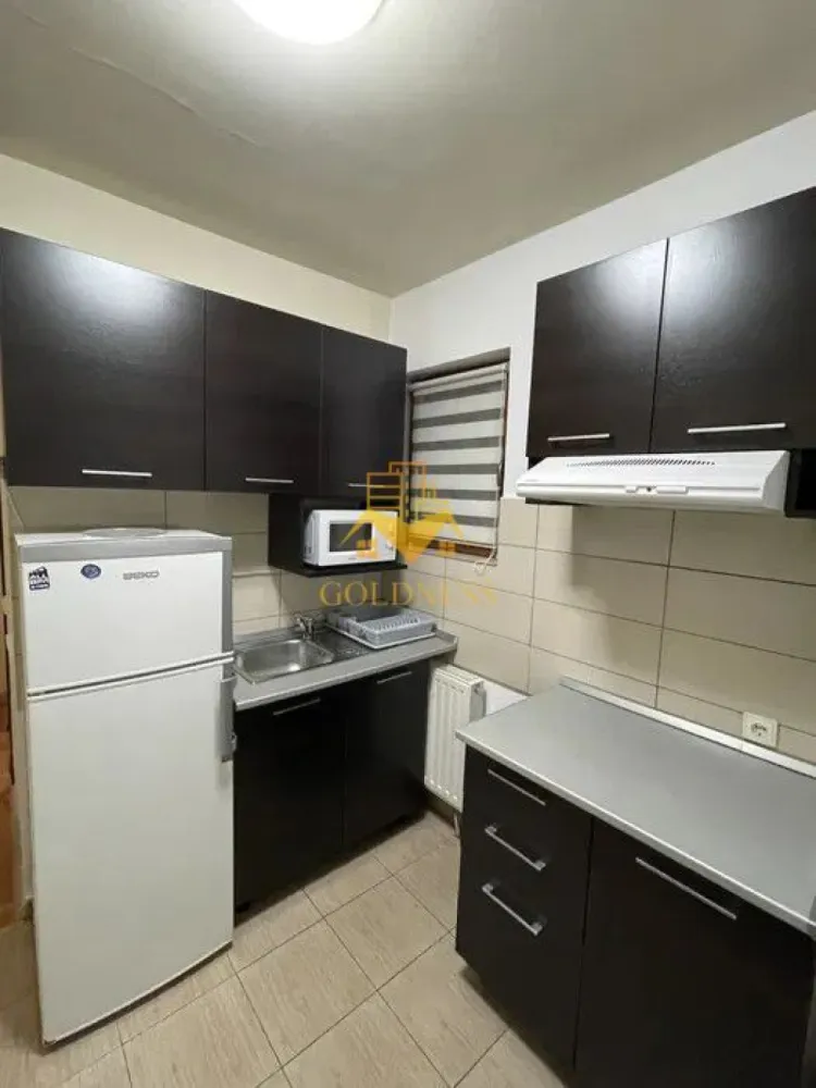 2 camere, parcare, Buna Ziua, 18 Gym, Calea Turzii, Rod, MOL - GOLDNESS Imobiliare vă propune spre închiriere un apartament cu 2 camere complet mobilat și utilat, la parter într-un imobil de 3 etaje, în Cartierul Buna Ziua.
Dispune de loc de parcare contra cost !
Se află în apropierea stațiilor de transport în comun, magazine, restaurante, spații verzi, farmacii, etc. 

Apartamentul este compartimentat astfel:
 - dormitor cu pat matrimonial, dressing, noptiere
 - dormitor cu un pat, birou
 - bucatarie complet utilată și mobilată, loc de servit masa 
 - baie cu cada, calorifer port prosop și dulap pentru depozitare.

Imobilul este dotat cu toate cele necesare- centrală proprie, frigider, aragaz, hotă, mașină de spălat haine, etc. 

Dacă sunteți interesați de acest apartament și doriți să îl vizionați, dar și pentru alte oferte nu ezitați să ne contactați telefonic sau prin e-mail. Vă stăm la dispoziție!
Pentru intermediere se percepe un comision de 50% din prețul chiriei!