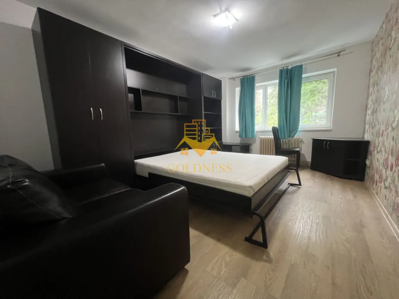 2 camere decomandate, modern, zona Piata Flora, Manastur - GOLDNESS Imobiliare vă propune spre închiriere un apartament cu 2 camere decomandate complet mobilat și utilat, la etajul 2 într-un imobil de 4 etaje, în cartierul Manastur. 
Apartamentul este compartimentat astfel:
 - dormitor cu pat matrimonial, spatiu pentru depozitare, noptiere, comoda tv
 - dormitor cu pat matrimonial, spatiu pentru depozitare, comoda tv
 - bucatarie complet mobilata, ultilata, loc de luat masa
 - baie cu vana, calorifer port prosop inox și dulap pentru depozitare.
 

Imobilul este dotat cu toate cele necesare- centrală proprie, mașină de spălat haine, frigider, plită electrică, hotă, etc. 
Se află în apropierea stațiilor de transport în comun, magazine, restaurante, spații verzi, farmacii, etc. 

Dacă sunteți interesați de acest apartament și doriți să îl vizionați, dar și pentru alte oferte sau detalii nu ezitați să ne contactați telefonic sau prin e-mail - goldnessimobiliare@gmail.com. Vă stăm la dispoziție!
Pentru intermediere se percepe un comision de 50% din prețul chiriei!