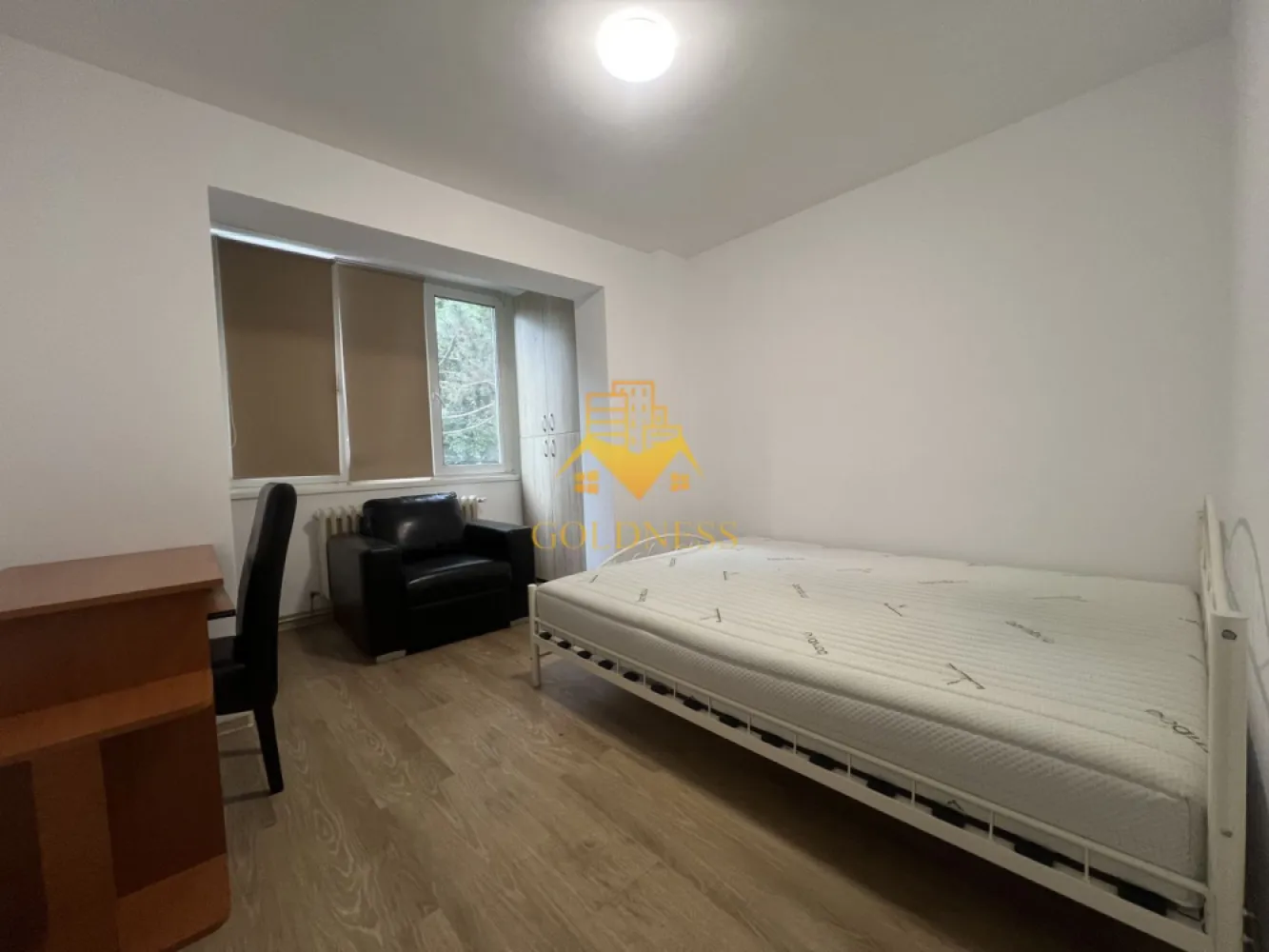 2 camere decomandate, modern, zona Piata Flora, Manastur - GOLDNESS Imobiliare vă propune spre închiriere un apartament cu 2 camere decomandate complet mobilat și utilat, la etajul 2 într-un imobil de 4 etaje, în cartierul Manastur. 
Apartamentul este compartimentat astfel:
 - dormitor cu pat matrimonial, spatiu pentru depozitare, noptiere, comoda tv
 - dormitor cu pat matrimonial, spatiu pentru depozitare, comoda tv
 - bucatarie complet mobilata, ultilata, loc de luat masa
 - baie cu vana, calorifer port prosop inox și dulap pentru depozitare.
 

Imobilul este dotat cu toate cele necesare- centrală proprie, mașină de spălat haine, frigider, plită electrică, hotă, etc. 
Se află în apropierea stațiilor de transport în comun, magazine, restaurante, spații verzi, farmacii, etc. 

Dacă sunteți interesați de acest apartament și doriți să îl vizionați, dar și pentru alte oferte sau detalii nu ezitați să ne contactați telefonic sau prin e-mail - goldnessimobiliare@gmail.com. Vă stăm la dispoziție!
Pentru intermediere se percepe un comision de 50% din prețul chiriei!