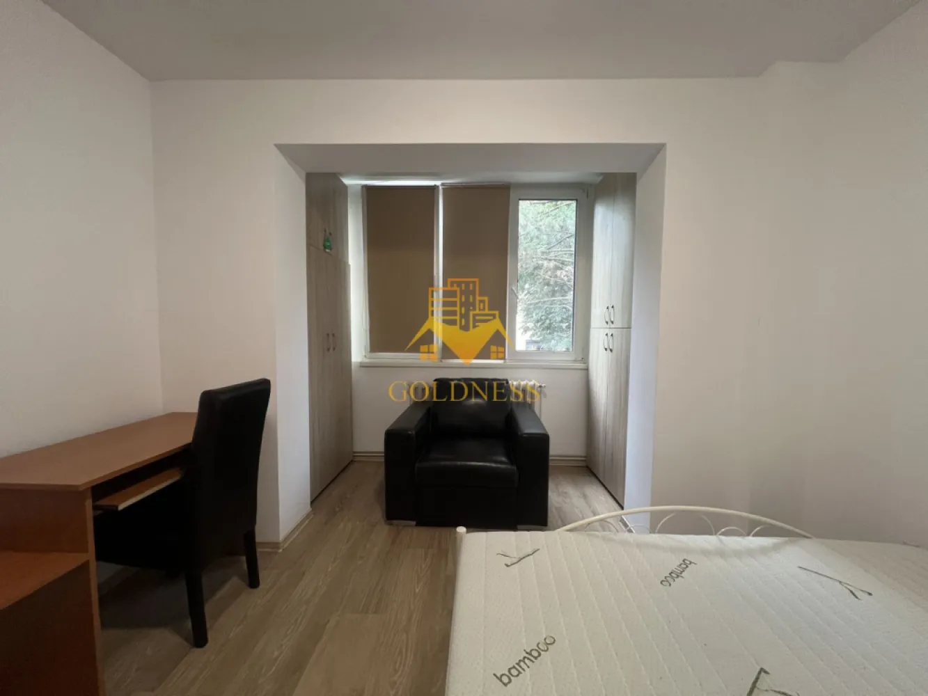 2 camere decomandate, modern, zona Piata Flora, Manastur - GOLDNESS Imobiliare vă propune spre închiriere un apartament cu 2 camere decomandate complet mobilat și utilat, la etajul 2 într-un imobil de 4 etaje, în cartierul Manastur. 
Apartamentul este compartimentat astfel:
 - dormitor cu pat matrimonial, spatiu pentru depozitare, noptiere, comoda tv
 - dormitor cu pat matrimonial, spatiu pentru depozitare, comoda tv
 - bucatarie complet mobilata, ultilata, loc de luat masa
 - baie cu vana, calorifer port prosop inox și dulap pentru depozitare.
 

Imobilul este dotat cu toate cele necesare- centrală proprie, mașină de spălat haine, frigider, plită electrică, hotă, etc. 
Se află în apropierea stațiilor de transport în comun, magazine, restaurante, spații verzi, farmacii, etc. 

Dacă sunteți interesați de acest apartament și doriți să îl vizionați, dar și pentru alte oferte sau detalii nu ezitați să ne contactați telefonic sau prin e-mail - goldnessimobiliare@gmail.com. Vă stăm la dispoziție!
Pentru intermediere se percepe un comision de 50% din prețul chiriei!