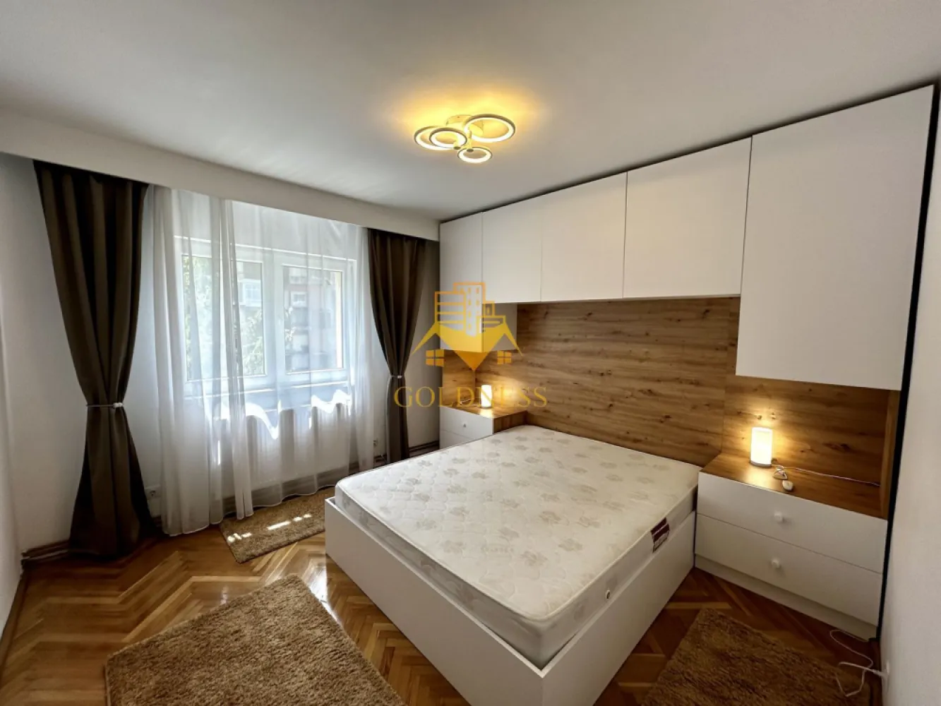 3 camere decomandate, UMF, USAMV, Regina Maria, Louis Pasteur, Zorilor - GOLDNESS Imobiliare vă propune spre închiriere un apartament cu 3 camere decomandate, complet mobilat și utilat, la etajul 3 într-un imobil de 4 etaje, în cartierul Zorilor
Este posibilitare de in zona!
Apartamentul este compartimentat astfel:
 - un dormitor cu pat matrimonial, dressing, noptiere.
 - doua dormitoare cu canapele extensibile, dulapuri, birouri, comoda tv
 - 2 bai, una cu casa si una cu dus portabil, calorifer port prosop inox și dulap pentru depozitare.
 - bucătăria complet utilată si mobilata, loc de servit masa,
 - balcon de 5 mp.
 
Imobilul este dotat cu toate cele necesare- centrală proprie, frigider, aragaz, hotă, mașină de spălat haine si vase, etc. 

Dacă sunteți interesați de acest apartament și doriți să îl vizionați, dar și pentru alte oferte nu ezitați să ne contactați telefonic sau prin e-mail. Vă stăm la dispoziție!
Pentru intermediere se percepe un comision de 50% din prețul chiriei!