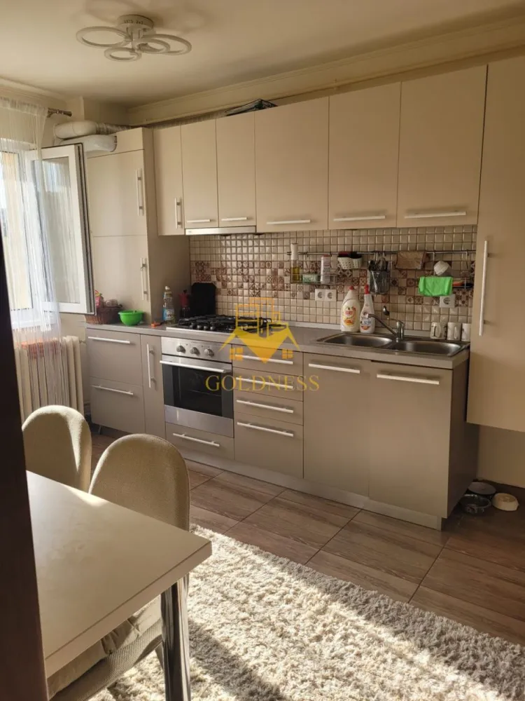 Apartament 2 camere zona liceului onisifor Ghibu - Va prezentam spre vanzare un apartament cu 2 camere, localizat in Cluj-Napoca, cartierul Grigorescu, una dintre cele mai apreciate si stabile zone rezidentiale ale orasului.

Imobilul este amplasat pe o strada linistita, retrasa de la traficul principal, oferind un echilibru excelent intre confort, accesibilitate si calitatea vietii. Zona este recunoscuta pentru spatiile verzi generoase, comunitatea bine formata si accesul rapid catre punctele de interes ale orasului.

In imediata apropiere regasim:

* Scoala Gimnaziala "Onisifor Ghibu", la aproximativ 2 minute de mers pe jos;
* Dispensarul Medical Grigorescu;
* statii de transport in comun si magazine de proximitate;

Locatia este ideala atat pentru locuit, cat si pentru investitie, fiind una dintre cele mai cautate zone din Cluj-Napoca.

Apartamentul detine o suprafata utila de 52 mp si este situat la etajul 2, intr-un imobil recent reabilitat termic.

Dispune de orientare estica, beneficiind de lumina naturala placuta in prima parte a zilei, iar compartimentarea este semidecomandata, fiind organizata astfel:

* living;
* dormitor;
* bucatarie;
* baie;
* hol.

Finisajele sunt moderne, iar apartamentul se prezinta intr-o stare excelenta, fiind pregatit pentru mutare imediata.

Unul dintre cele mai importante avantaje ale proprietatii este amplasarea excelenta, la cateva minute de unitati de invatamant, servicii medicale, zone de agrement si transport public, intr-un cartier cu valoare imobiliara stabila si cerere ridicata.

Proprietatea reprezinta o alegere excelenta atat pentru o familie, cat si pentru investitorii care cauta o locuinta intr-o zona premium a orasului.

Pentru mai multe detalii si programarea unei vizionari, nu ezitati sa ne contactati.