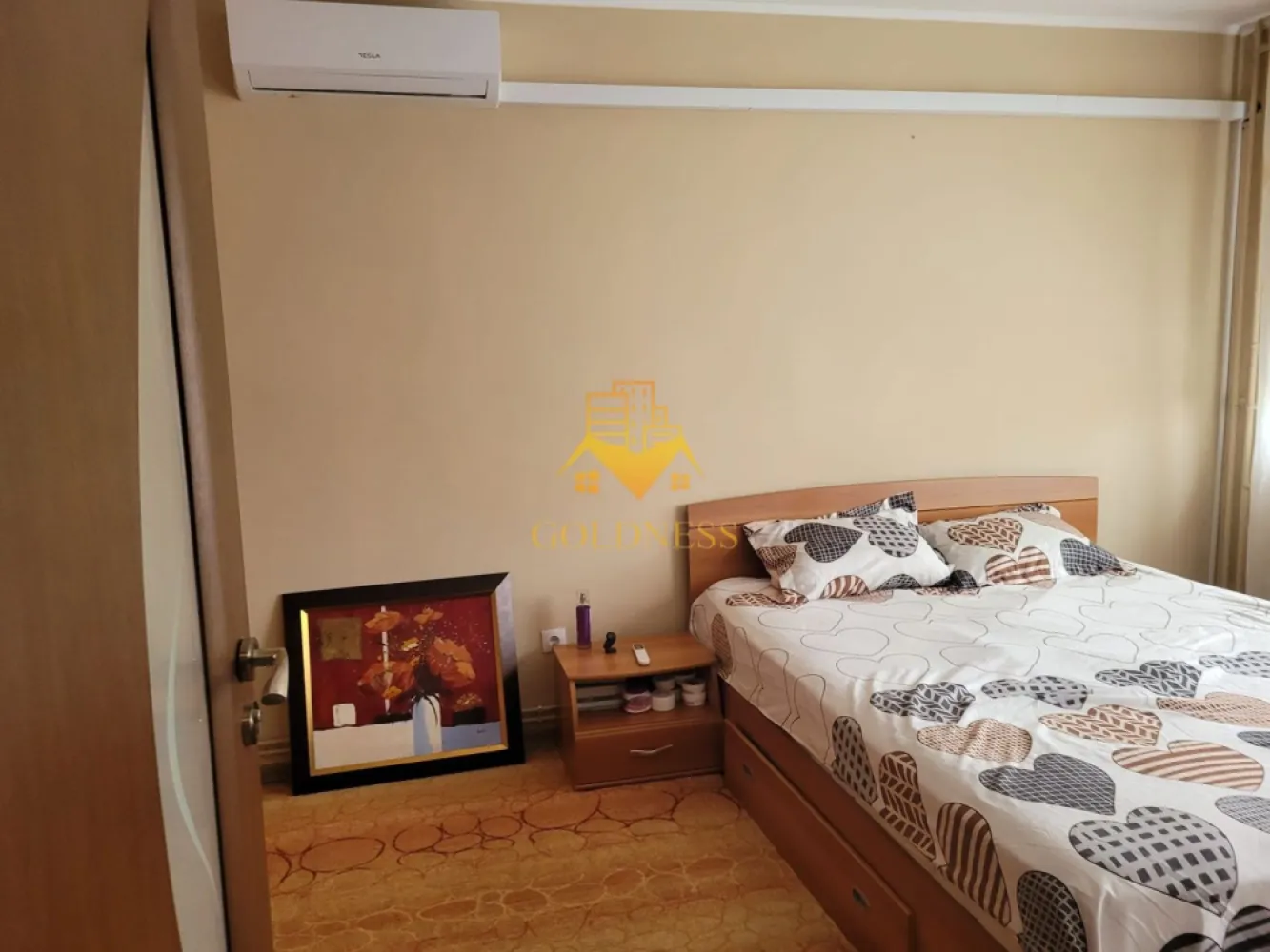 Apartament 2 camere zona liceului onisifor Ghibu - Va prezentam spre vanzare un apartament cu 2 camere, localizat in Cluj-Napoca, cartierul Grigorescu, una dintre cele mai apreciate si stabile zone rezidentiale ale orasului.

Imobilul este amplasat pe o strada linistita, retrasa de la traficul principal, oferind un echilibru excelent intre confort, accesibilitate si calitatea vietii. Zona este recunoscuta pentru spatiile verzi generoase, comunitatea bine formata si accesul rapid catre punctele de interes ale orasului.

In imediata apropiere regasim:

* Scoala Gimnaziala "Onisifor Ghibu", la aproximativ 2 minute de mers pe jos;
* Dispensarul Medical Grigorescu;
* statii de transport in comun si magazine de proximitate;

Locatia este ideala atat pentru locuit, cat si pentru investitie, fiind una dintre cele mai cautate zone din Cluj-Napoca.

Apartamentul detine o suprafata utila de 52 mp si este situat la etajul 2, intr-un imobil recent reabilitat termic.

Dispune de orientare estica, beneficiind de lumina naturala placuta in prima parte a zilei, iar compartimentarea este semidecomandata, fiind organizata astfel:

* living;
* dormitor;
* bucatarie;
* baie;
* hol.

Finisajele sunt moderne, iar apartamentul se prezinta intr-o stare excelenta, fiind pregatit pentru mutare imediata.

Unul dintre cele mai importante avantaje ale proprietatii este amplasarea excelenta, la cateva minute de unitati de invatamant, servicii medicale, zone de agrement si transport public, intr-un cartier cu valoare imobiliara stabila si cerere ridicata.

Proprietatea reprezinta o alegere excelenta atat pentru o familie, cat si pentru investitorii care cauta o locuinta intr-o zona premium a orasului.

Pentru mai multe detalii si programarea unei vizionari, nu ezitati sa ne contactati.