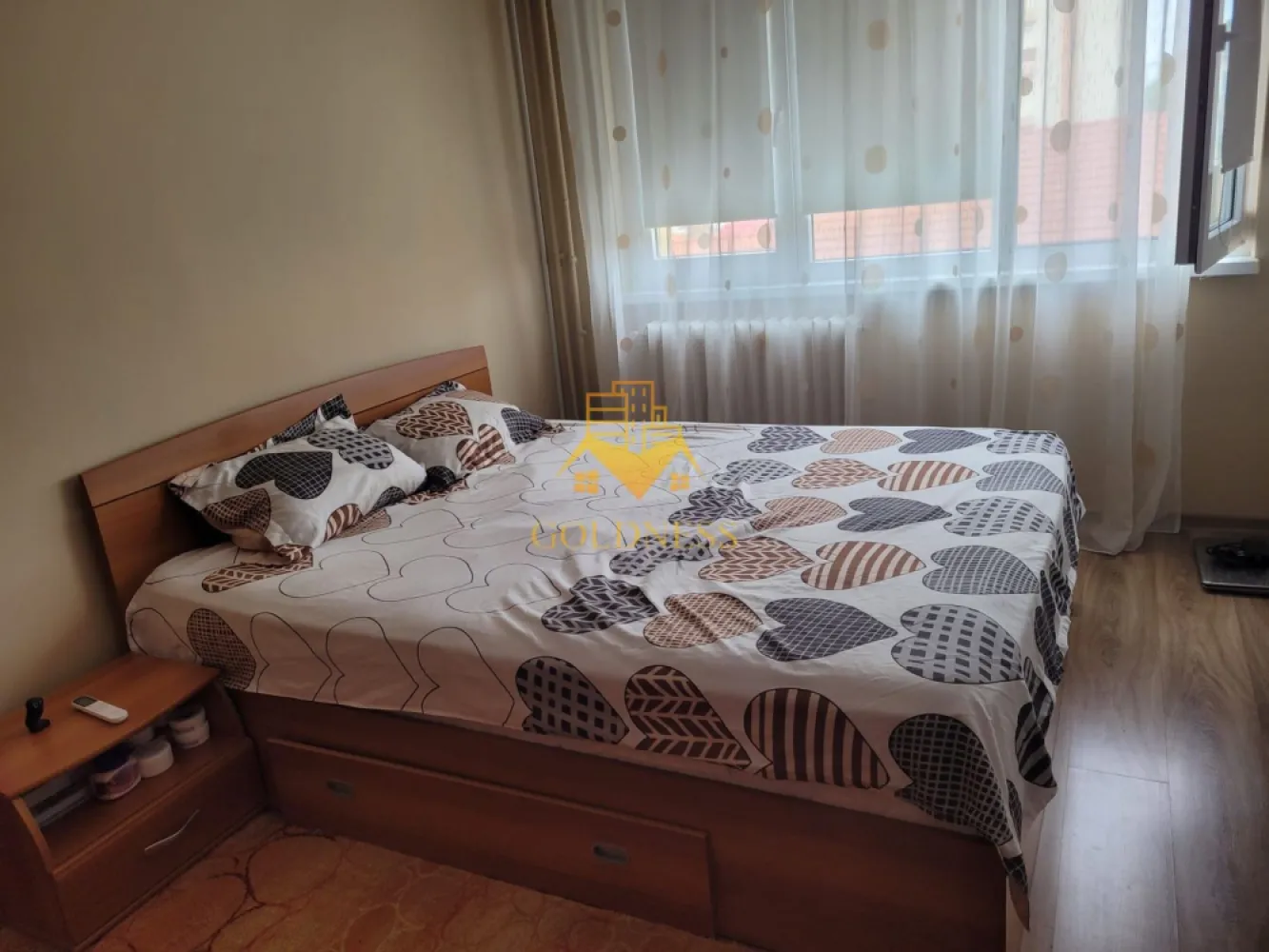 Apartament 2 camere zona liceului onisifor Ghibu - Va prezentam spre vanzare un apartament cu 2 camere, localizat in Cluj-Napoca, cartierul Grigorescu, una dintre cele mai apreciate si stabile zone rezidentiale ale orasului.

Imobilul este amplasat pe o strada linistita, retrasa de la traficul principal, oferind un echilibru excelent intre confort, accesibilitate si calitatea vietii. Zona este recunoscuta pentru spatiile verzi generoase, comunitatea bine formata si accesul rapid catre punctele de interes ale orasului.

In imediata apropiere regasim:

* Scoala Gimnaziala "Onisifor Ghibu", la aproximativ 2 minute de mers pe jos;
* Dispensarul Medical Grigorescu;
* statii de transport in comun si magazine de proximitate;

Locatia este ideala atat pentru locuit, cat si pentru investitie, fiind una dintre cele mai cautate zone din Cluj-Napoca.

Apartamentul detine o suprafata utila de 52 mp si este situat la etajul 2, intr-un imobil recent reabilitat termic.

Dispune de orientare estica, beneficiind de lumina naturala placuta in prima parte a zilei, iar compartimentarea este semidecomandata, fiind organizata astfel:

* living;
* dormitor;
* bucatarie;
* baie;
* hol.

Finisajele sunt moderne, iar apartamentul se prezinta intr-o stare excelenta, fiind pregatit pentru mutare imediata.

Unul dintre cele mai importante avantaje ale proprietatii este amplasarea excelenta, la cateva minute de unitati de invatamant, servicii medicale, zone de agrement si transport public, intr-un cartier cu valoare imobiliara stabila si cerere ridicata.

Proprietatea reprezinta o alegere excelenta atat pentru o familie, cat si pentru investitorii care cauta o locuinta intr-o zona premium a orasului.

Pentru mai multe detalii si programarea unei vizionari, nu ezitati sa ne contactati.