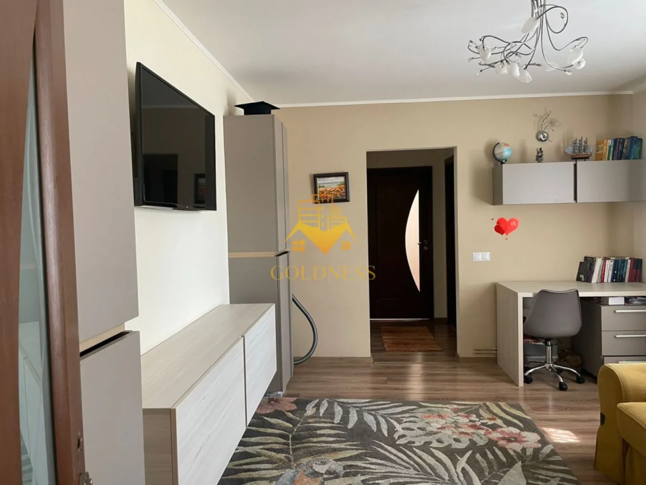 Apartament 2 camere zona liceului onisifor Ghibu - Va prezentam spre vanzare un apartament cu 2 camere, localizat in Cluj-Napoca, cartierul Grigorescu, una dintre cele mai apreciate si stabile zone rezidentiale ale orasului.

Imobilul este amplasat pe o strada linistita, retrasa de la traficul principal, oferind un echilibru excelent intre confort, accesibilitate si calitatea vietii. Zona este recunoscuta pentru spatiile verzi generoase, comunitatea bine formata si accesul rapid catre punctele de interes ale orasului.

In imediata apropiere regasim:

* Scoala Gimnaziala "Onisifor Ghibu", la aproximativ 2 minute de mers pe jos;
* Dispensarul Medical Grigorescu;
* statii de transport in comun si magazine de proximitate;

Locatia este ideala atat pentru locuit, cat si pentru investitie, fiind una dintre cele mai cautate zone din Cluj-Napoca.

Apartamentul detine o suprafata utila de 52 mp si este situat la etajul 2, intr-un imobil recent reabilitat termic.

Dispune de orientare estica, beneficiind de lumina naturala placuta in prima parte a zilei, iar compartimentarea este semidecomandata, fiind organizata astfel:

* living;
* dormitor;
* bucatarie;
* baie;
* hol.

Finisajele sunt moderne, iar apartamentul se prezinta intr-o stare excelenta, fiind pregatit pentru mutare imediata.

Unul dintre cele mai importante avantaje ale proprietatii este amplasarea excelenta, la cateva minute de unitati de invatamant, servicii medicale, zone de agrement si transport public, intr-un cartier cu valoare imobiliara stabila si cerere ridicata.

Proprietatea reprezinta o alegere excelenta atat pentru o familie, cat si pentru investitorii care cauta o locuinta intr-o zona premium a orasului.

Pentru mai multe detalii si programarea unei vizionari, nu ezitati sa ne contactati.