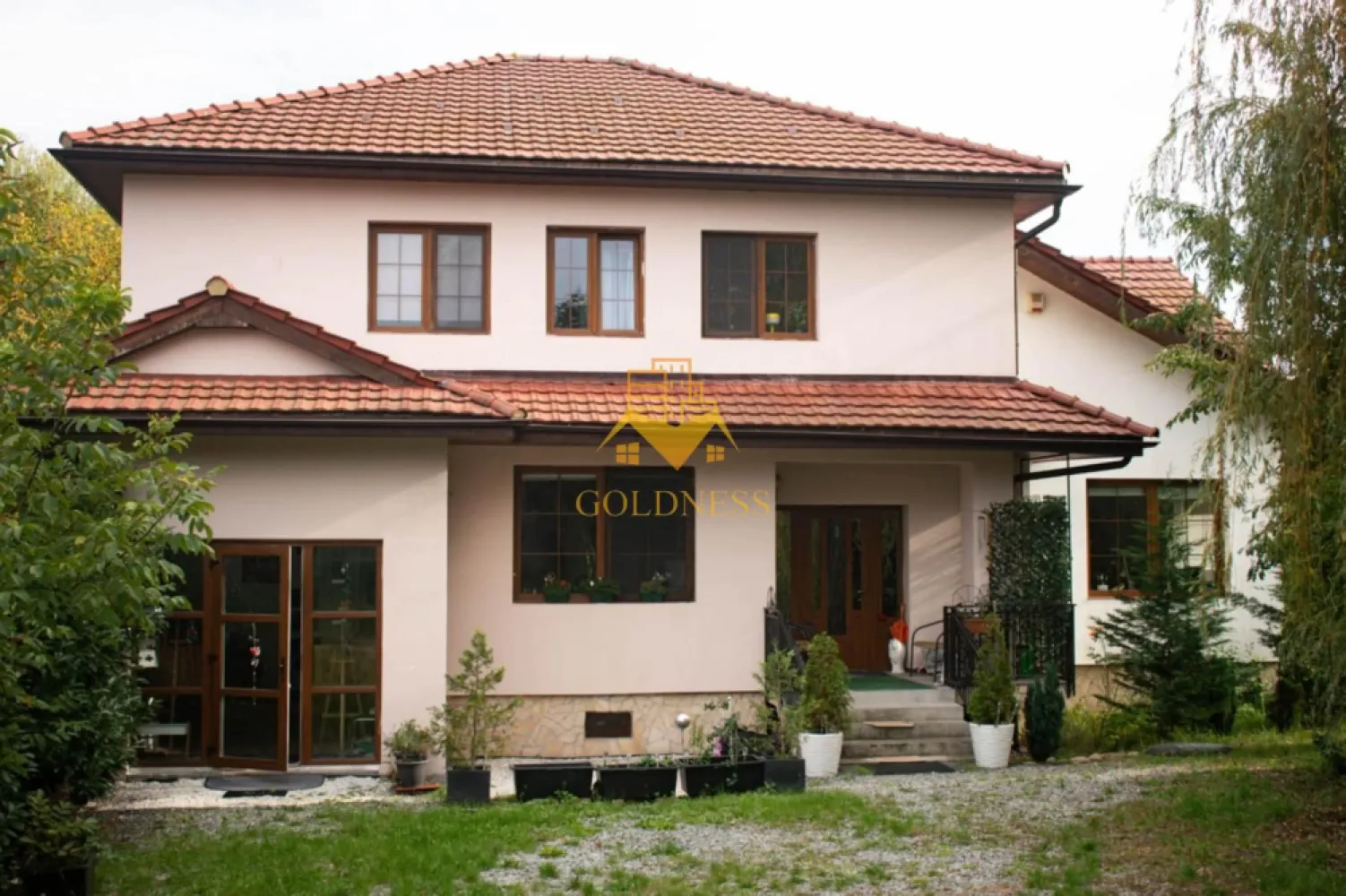 Sediu firma sau clinica.Buna Ziua, 2000 mp teren cu front de 35 ml. - O proprietate cu adevarat remarcabila, situata intr-una dintre cele mai cautate zone rezidentiale din Buna Ziua, in proximitatea Hotelului Athos. Conceputa pentru cei care apreciaza spatiul, intimitatea si confortul, aceasta resedinta imbina eleganta unei constructii solide cu avantajele unei locatii exclusiviste, aflate la doar cateva minute de centrul orasului.

Amplasata pe un teren generos de 2.023 mp, cu un front de 35 metri lungime, proprietatea ofera un cadru privat si verde, greu de regasit in interiorul orasului. 

Suprafata ampla a terenului permite amenajarea unor zone de relaxare, gradini spectaculoase sau spatii dedicate activitatilor in aer liber.

Casa dispune de aproximativ 390 mp utili + 150 mp demisol si este dezvoltata pe demisol, parter si etaj, avand o compartimentare practica.

Demisol:

* garaj;
* spatii de depozitare, camere tehnice;

Parter:

* living impresionant, cu suprafete vitrate generoase si lumina naturala din abundenta;
* bucatarie spatioasa cu zona de dining si acces direct catre terasa;
* birou ideal pentru activitati profesionale desfasurate de acasa;
* baie;
* hol de primire.

Etaj:

* doua dormitoare confortabile;
* baie;
* suita matrimoniala cu baie proprie si dressing generos, ce poate fi reconfigurat cu usurinta intr-un dormitor suplimentar;
* hol.

Construita in anul 2003, locuinta evidentiaza atentia acordata calitatii executiei si materialelor utilizate. Structura este realizata din beton armat si zidarie din caramida, completata de izolatie termica exterioara, tamplarie PVC cu geam termoizolant si acoperis din tigla, oferind durabilitate si eficienta pe termen lung.

Aceasta proprietate se adreseaza celor care cauta mai mult decat o simpla locuinta. Este o resedinta ce ofera spatiu, confort si rafinament, intr-un cadru rezidential consacrat, unde accesul rapid catre principalele puncte de interes ale orasului se imbina armonios cu linistea si intimitatea unui camin exclusivist.