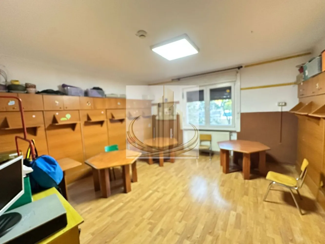 Grădiniță / After-school complet funcțional | 17 săli | Preț imbatabil - Exclusivitate | Proprietate educațională premium – Grădiniță / Școală privată | Locație de top | Investiție strategică

Grand Mobilis Imobiliare vă propune, în regim de EXCLUSIVITATE , o proprietate cu adevărat rară pe piață – un spațiu educațional complet dezvoltat, conceput pentru operare imediată și scalare rapidă, poziționat într-o zonă excelentă a orașului.

Această proprietate reprezintă o oportunitate strategică pentru investitori sau operatori din domeniul educațional care caută un business pregătit „la cheie”, cu infrastructură deja funcțională și capacitate generoasă.

Imobilul este compus din două clădiri și oferă o suprafață de 664 mp construiți (554 mp utili), inteligent compartimentată în 17 încăperi, optimizate pentru desfășurarea activităților educaționale, cu o capacitate de aproximativ 100 de copii.

Compartimentare funcțională – gândită pentru eficiență și flux operațional optim

Clădire principală:

4 săli de clasă spațioase și luminoase
Zonă dedicată primirii copiilor, dotată cu vestiare individuale
Birou administrativ
Spălătorie
Mansardă amenajată cu sală de clasă de mari dimensiuni + încăpere multifuncțională (dormitor / clasă suplimentară)
Beci pe toată suprafața – ideal pentru spații tehnice și depozitare

Clădire anexă:

Multiple săli de clasă deja configurate pentru activități educaționale
Bucătărie profesională complet echipată
Sală de mese dedicată
Spălătorie și spații generoase de depozitare
Mansardă open-space – versatilă, ușor adaptabilă
Facilități premium pentru un mediu educațional complet
Loc de joacă amenajat, piscină, atelier de creație
3 intrări separate + ieșire de incendiu (conformare fluxuri și siguranță)
Sisteme de securitate, alarmă și detecție incendiu
4 locuri de parcare la stradă
Specificații tehnice
Alimentare cu curent trifazic și toate utilitățile racordate
Izolație termică eficientă (polistiren 10 cm), tâmplărie PVC integrală
Rulouri exterioare la stradă
Acces facil – drum asfaltat + stație de transport public la aproximativ 100 m
Valoare investițională

Proprietatea se remarcă printr-un număr ridicat de spații educaționale deja funcționale, ceea ce permite:

începerea imediată a activității
extinderea rapidă a capacității
optimizarea costurilor operaționale

Un activ rar, ce îmbină poziționarea excelentă, infrastructura completă și potențialul ridicat de randament.

Preț extrem de competitiv pentru nivelul de dotare, suprafață și poziționare.

📌 Tur virtual 360° disponibil
📌 ID intern: CP3039262

Pentru informații suplimentare și programarea unei vizionări private, vă invităm să ne contactați.