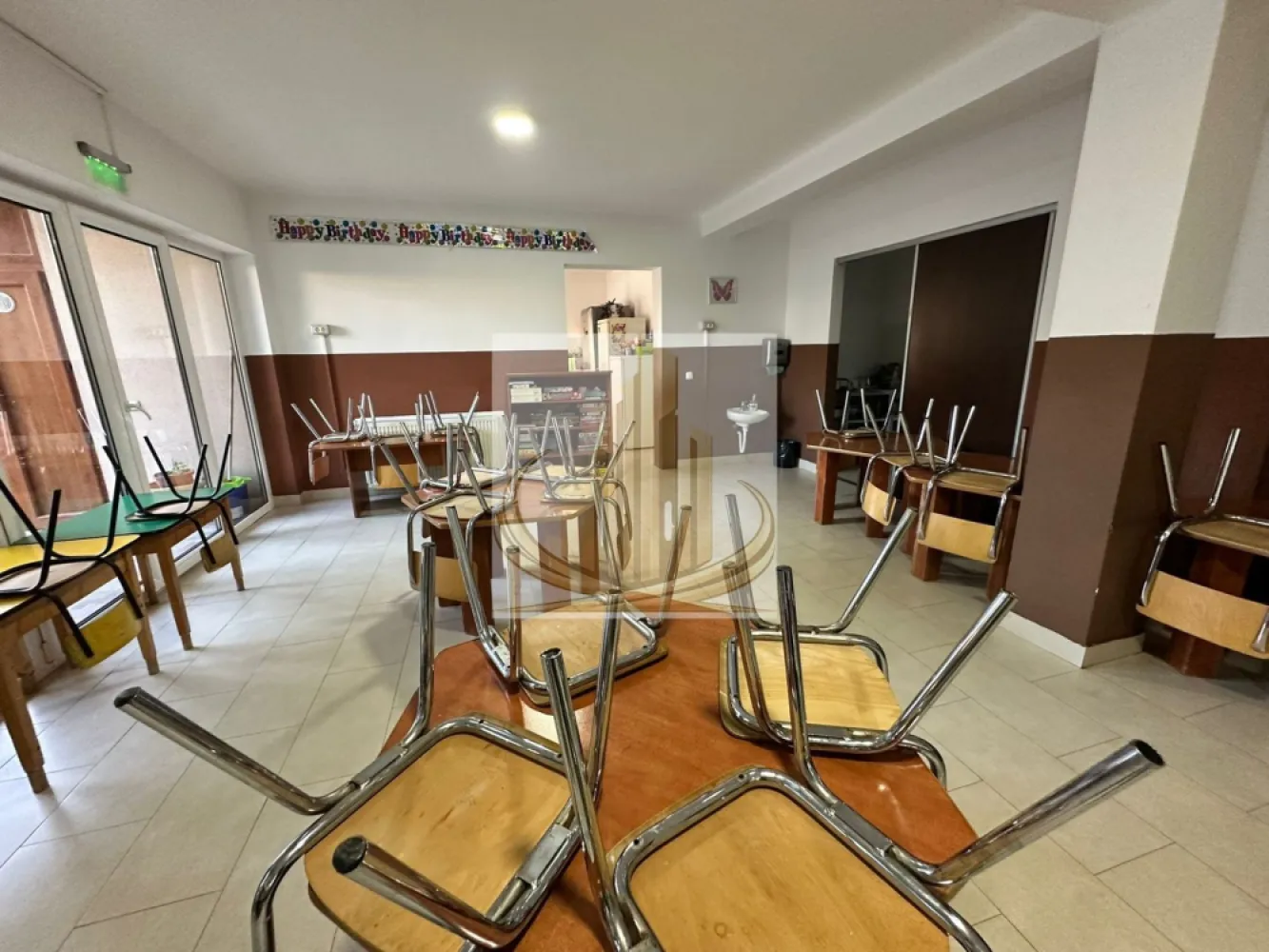 Grădiniță / After-school complet funcțional | 17 săli | Preț imbatabil - Exclusivitate | Proprietate educațională premium – Grădiniță / Școală privată | Locație de top | Investiție strategică

Grand Mobilis Imobiliare vă propune, în regim de EXCLUSIVITATE , o proprietate cu adevărat rară pe piață – un spațiu educațional complet dezvoltat, conceput pentru operare imediată și scalare rapidă, poziționat într-o zonă excelentă a orașului.

Această proprietate reprezintă o oportunitate strategică pentru investitori sau operatori din domeniul educațional care caută un business pregătit „la cheie”, cu infrastructură deja funcțională și capacitate generoasă.

Imobilul este compus din două clădiri și oferă o suprafață de 664 mp construiți (554 mp utili), inteligent compartimentată în 17 încăperi, optimizate pentru desfășurarea activităților educaționale, cu o capacitate de aproximativ 100 de copii.

Compartimentare funcțională – gândită pentru eficiență și flux operațional optim

Clădire principală:

4 săli de clasă spațioase și luminoase
Zonă dedicată primirii copiilor, dotată cu vestiare individuale
Birou administrativ
Spălătorie
Mansardă amenajată cu sală de clasă de mari dimensiuni + încăpere multifuncțională (dormitor / clasă suplimentară)
Beci pe toată suprafața – ideal pentru spații tehnice și depozitare

Clădire anexă:

Multiple săli de clasă deja configurate pentru activități educaționale
Bucătărie profesională complet echipată
Sală de mese dedicată
Spălătorie și spații generoase de depozitare
Mansardă open-space – versatilă, ușor adaptabilă
Facilități premium pentru un mediu educațional complet
Loc de joacă amenajat, piscină, atelier de creație
3 intrări separate + ieșire de incendiu (conformare fluxuri și siguranță)
Sisteme de securitate, alarmă și detecție incendiu
4 locuri de parcare la stradă
Specificații tehnice
Alimentare cu curent trifazic și toate utilitățile racordate
Izolație termică eficientă (polistiren 10 cm), tâmplărie PVC integrală
Rulouri exterioare la stradă
Acces facil – drum asfaltat + stație de transport public la aproximativ 100 m
Valoare investițională

Proprietatea se remarcă printr-un număr ridicat de spații educaționale deja funcționale, ceea ce permite:

începerea imediată a activității
extinderea rapidă a capacității
optimizarea costurilor operaționale

Un activ rar, ce îmbină poziționarea excelentă, infrastructura completă și potențialul ridicat de randament.

Preț extrem de competitiv pentru nivelul de dotare, suprafață și poziționare.

📌 Tur virtual 360° disponibil
📌 ID intern: CP3039262

Pentru informații suplimentare și programarea unei vizionări private, vă invităm să ne contactați.