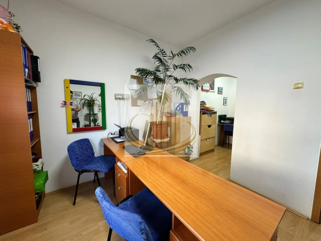 Grădiniță / After-school complet funcțional | 17 săli | Preț imbatabil - Exclusivitate | Proprietate educațională premium – Grădiniță / Școală privată | Locație de top | Investiție strategică

Grand Mobilis Imobiliare vă propune, în regim de EXCLUSIVITATE , o proprietate cu adevărat rară pe piață – un spațiu educațional complet dezvoltat, conceput pentru operare imediată și scalare rapidă, poziționat într-o zonă excelentă a orașului.

Această proprietate reprezintă o oportunitate strategică pentru investitori sau operatori din domeniul educațional care caută un business pregătit „la cheie”, cu infrastructură deja funcțională și capacitate generoasă.

Imobilul este compus din două clădiri și oferă o suprafață de 664 mp construiți (554 mp utili), inteligent compartimentată în 17 încăperi, optimizate pentru desfășurarea activităților educaționale, cu o capacitate de aproximativ 100 de copii.

Compartimentare funcțională – gândită pentru eficiență și flux operațional optim

Clădire principală:

4 săli de clasă spațioase și luminoase
Zonă dedicată primirii copiilor, dotată cu vestiare individuale
Birou administrativ
Spălătorie
Mansardă amenajată cu sală de clasă de mari dimensiuni + încăpere multifuncțională (dormitor / clasă suplimentară)
Beci pe toată suprafața – ideal pentru spații tehnice și depozitare

Clădire anexă:

Multiple săli de clasă deja configurate pentru activități educaționale
Bucătărie profesională complet echipată
Sală de mese dedicată
Spălătorie și spații generoase de depozitare
Mansardă open-space – versatilă, ușor adaptabilă
Facilități premium pentru un mediu educațional complet
Loc de joacă amenajat, piscină, atelier de creație
3 intrări separate + ieșire de incendiu (conformare fluxuri și siguranță)
Sisteme de securitate, alarmă și detecție incendiu
4 locuri de parcare la stradă
Specificații tehnice
Alimentare cu curent trifazic și toate utilitățile racordate
Izolație termică eficientă (polistiren 10 cm), tâmplărie PVC integrală
Rulouri exterioare la stradă
Acces facil – drum asfaltat + stație de transport public la aproximativ 100 m
Valoare investițională

Proprietatea se remarcă printr-un număr ridicat de spații educaționale deja funcționale, ceea ce permite:

începerea imediată a activității
extinderea rapidă a capacității
optimizarea costurilor operaționale

Un activ rar, ce îmbină poziționarea excelentă, infrastructura completă și potențialul ridicat de randament.

Preț extrem de competitiv pentru nivelul de dotare, suprafață și poziționare.

📌 Tur virtual 360° disponibil
📌 ID intern: CP3039262

Pentru informații suplimentare și programarea unei vizionări private, vă invităm să ne contactați.