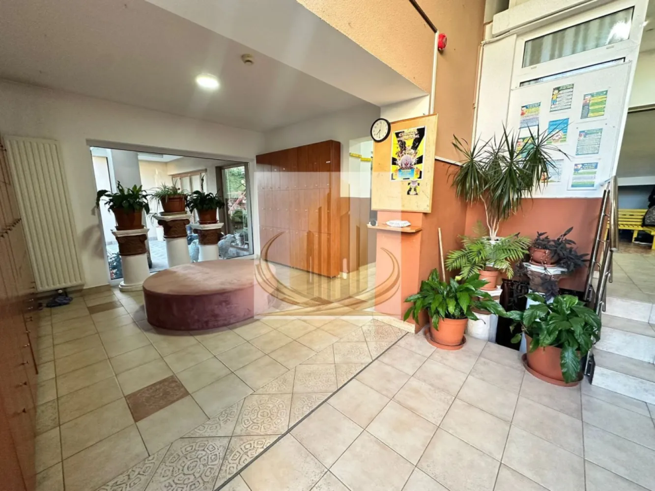 Grădiniță / After-school complet funcțional | 17 săli | Preț imbatabil - Exclusivitate | Proprietate educațională premium – Grădiniță / Școală privată | Locație de top | Investiție strategică

Grand Mobilis Imobiliare vă propune, în regim de EXCLUSIVITATE , o proprietate cu adevărat rară pe piață – un spațiu educațional complet dezvoltat, conceput pentru operare imediată și scalare rapidă, poziționat într-o zonă excelentă a orașului.

Această proprietate reprezintă o oportunitate strategică pentru investitori sau operatori din domeniul educațional care caută un business pregătit „la cheie”, cu infrastructură deja funcțională și capacitate generoasă.

Imobilul este compus din două clădiri și oferă o suprafață de 664 mp construiți (554 mp utili), inteligent compartimentată în 17 încăperi, optimizate pentru desfășurarea activităților educaționale, cu o capacitate de aproximativ 100 de copii.

Compartimentare funcțională – gândită pentru eficiență și flux operațional optim

Clădire principală:

4 săli de clasă spațioase și luminoase
Zonă dedicată primirii copiilor, dotată cu vestiare individuale
Birou administrativ
Spălătorie
Mansardă amenajată cu sală de clasă de mari dimensiuni + încăpere multifuncțională (dormitor / clasă suplimentară)
Beci pe toată suprafața – ideal pentru spații tehnice și depozitare

Clădire anexă:

Multiple săli de clasă deja configurate pentru activități educaționale
Bucătărie profesională complet echipată
Sală de mese dedicată
Spălătorie și spații generoase de depozitare
Mansardă open-space – versatilă, ușor adaptabilă
Facilități premium pentru un mediu educațional complet
Loc de joacă amenajat, piscină, atelier de creație
3 intrări separate + ieșire de incendiu (conformare fluxuri și siguranță)
Sisteme de securitate, alarmă și detecție incendiu
4 locuri de parcare la stradă
Specificații tehnice
Alimentare cu curent trifazic și toate utilitățile racordate
Izolație termică eficientă (polistiren 10 cm), tâmplărie PVC integrală
Rulouri exterioare la stradă
Acces facil – drum asfaltat + stație de transport public la aproximativ 100 m
Valoare investițională

Proprietatea se remarcă printr-un număr ridicat de spații educaționale deja funcționale, ceea ce permite:

începerea imediată a activității
extinderea rapidă a capacității
optimizarea costurilor operaționale

Un activ rar, ce îmbină poziționarea excelentă, infrastructura completă și potențialul ridicat de randament.

Preț extrem de competitiv pentru nivelul de dotare, suprafață și poziționare.

📌 Tur virtual 360° disponibil
📌 ID intern: CP3039262

Pentru informații suplimentare și programarea unei vizionări private, vă invităm să ne contactați.