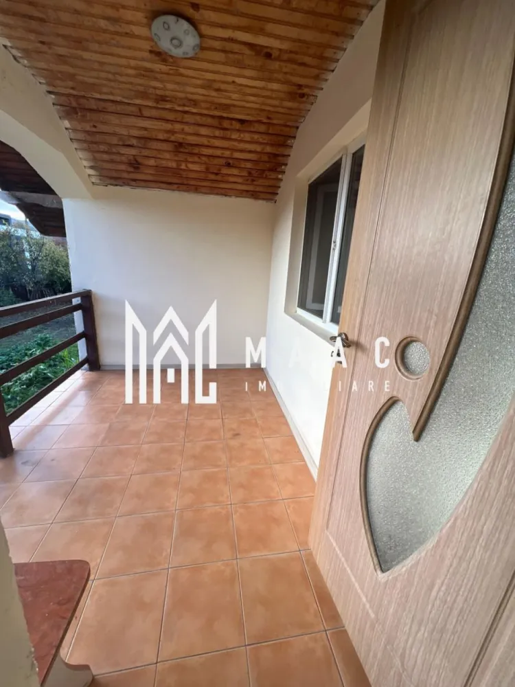 Casă individuală P+E | 150 mp utili | Teren 400 mp | Bujoreni - Maac Imobiliare vă prezintă spre vânzare o vilă situată în Bujoreni, la aproximativ 800 m de Kaufland Nord și la doar câteva minute de centrul orașului Râmnicu Vâlcea. Proprietatea este ideală pentru o familie care își dorește liniște, spațiu și acces rapid către facilitățile urbane.

Imobilul a fost construit în anul 2015 și are regim de înălțime Parter + Etaj. Suprafața utilă este de 150 mp, iar suprafața construită este de 200 mp. Locuința este amplasată pe un teren de 400 mp, oferind suficient spațiu pentru amenajări exterioare și activități în aer liber.

Proprietatea dispune de toate utilitățile necesare unei locuințe moderne: gaz, curent electric, apă curentă și fosă septică.

Compartimentarea este realizată astfel:

Parter:

living spațios și luminos

bucătărie generoasă

baie

spații de depozitare

Etaj:

dormitoare

baie complet echipată

Finisajele sunt clasice și oferă posibilitatea viitorilor proprietari de a amenaja locuința după propriul gust și stil.

Proprietatea este situată într-o zonă rezidențială liniștită, cu acces rapid către supermarketuri, școli, mijloace de transport și alte puncte de interes din oraș.

Pentru mai multe detalii, vă rugăm să menționați telefonic că ați văzut anunțul cu CP2790109.