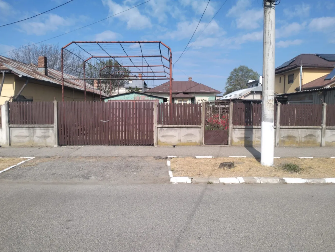 Casa de vanzare Oltenita - Casa la curte in orasul Oltenita, Strada Cuza Voda, Nr.174, jud Calarasi. Toate actele la zi.Doua corpuri de cladire. Unul cu suprafata utila 70mp si altul cu suprafata utila 46mp + anexe gospodaresti, garaje. Toate utilitatile.Teren curte 800 mp - gradini, vie, bolti.In proximitate scoli, gradinite, licee, parcuri, piete agroalimentare, magazine, fiind aproape de centrul orasului.tel 0771713768