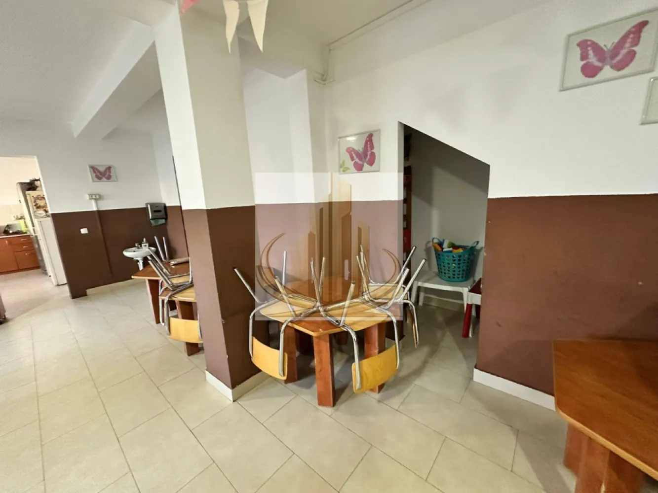 Clinică, pensiune, birouri sau investiție | Locație de top 17 CAMERE - Exclusivitate | Proprietate multifuncțională premium – Ideală pentru clinică, pensiune, birouri sau investiție | Locație de top

Grand Mobilis Imobiliare vă propune, în regim de exclusivitate, o proprietate cu adevărat versatilă și rară pe piață – un imobil complex, pregătit pentru operare imediată și adaptabil pentru multiple tipuri de afaceri.

Cu o infrastructură solidă și compartimentare eficientă, această proprietate reprezintă o oportunitate strategică pentru investitori sau antreprenori care caută un spațiu potrivit pentru:

policlinică / centru medical
pensiune / aparthotel
clădire de birouri / sediu firmă
centru educațional (în prezent funcțional ca grădiniță)
Date generale

Imobilul este compus din două clădiri și oferă o suprafață de 664 mp construiți (554 mp utili), compartimentată în 17 încăperi, ceea ce permite organizarea eficientă a activității indiferent de destinație.

Compartimentare funcțională – adaptabilă pentru multiple activități

Clădire principală:

Spații generoase ce pot fi utilizate ca birouri, cabinete sau camere
Recepție / zonă de primire
Birou administrativ
Spălătorie
Mansardă cu spații ample, ușor de reconfigurat
Beci pe toată suprafața – ideal pentru tehnic / depozitare

Clădire anexă:

Multiple încăperi ce pot deveni cabinete, camere de cazare sau birouri
Bucătărie profesională complet echipată – avantaj major pentru activități HoReCa sau medicale
Sală de mese / zonă comună
Spații de depozitare și spălătorie
Mansardă open-space – flexibilitate maximă
Facilități & avantaje competitive
Curte amenajată cu loc de relaxare, piscină și spații recreative
3 intrări separate + ieșire de incendiu (ideal pentru fluxuri diferite – pacienți / clienți / staff)
Sisteme de securitate și detecție incendiu
4 locuri de parcare la stradă
Specificații tehnice
Curent trifazic + toate utilitățile
Izolație eficientă, tâmplărie PVC integrală, rulouri exterioare
Acces rapid: drum asfaltat + transport public la ~100 m
Valoare investițională

Unul dintre cele mai mari avantaje ale proprietății este flexibilitatea – poate fi exploatată imediat sau reconvertită rapid în funcție de strategia investițională.

✔️ Ideală pentru business „la cheie”
✔️ Costuri reduse de adaptare
✔️ Potențial ridicat de randament

Un activ rar, ce combină:
poziționare excelentă
suprafață generoasă
compartimentare eficientă
multiple scenarii de utilizare

💰 Preț extrem de competitiv pentru nivelul de dotare și potențialul oferit

📌 Tur virtual 360° disponibil

ID INTERN CP3057640