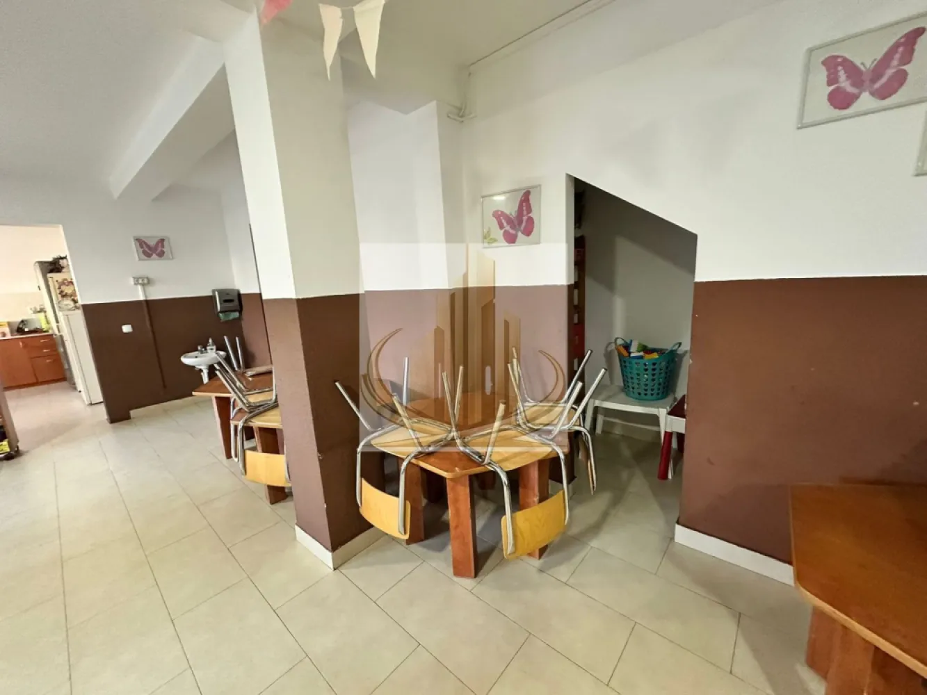 Clinică, pensiune, birouri sau investiție | Locație de top 17 CAMERE - Exclusivitate | Proprietate multifuncțională premium – Ideală pentru clinică, pensiune, birouri sau investiție | Locație de top

Grand Mobilis Imobiliare vă propune, în regim de exclusivitate, o proprietate cu adevărat versatilă și rară pe piață – un imobil complex, pregătit pentru operare imediată și adaptabil pentru multiple tipuri de afaceri.

Cu o infrastructură solidă și compartimentare eficientă, această proprietate reprezintă o oportunitate strategică pentru investitori sau antreprenori care caută un spațiu potrivit pentru:

policlinică / centru medical
pensiune / aparthotel
clădire de birouri / sediu firmă
centru educațional (în prezent funcțional ca grădiniță)
Date generale

Imobilul este compus din două clădiri și oferă o suprafață de 664 mp construiți (554 mp utili), compartimentată în 17 încăperi, ceea ce permite organizarea eficientă a activității indiferent de destinație.

Compartimentare funcțională – adaptabilă pentru multiple activități

Clădire principală:

Spații generoase ce pot fi utilizate ca birouri, cabinete sau camere
Recepție / zonă de primire
Birou administrativ
Spălătorie
Mansardă cu spații ample, ușor de reconfigurat
Beci pe toată suprafața – ideal pentru tehnic / depozitare

Clădire anexă:

Multiple încăperi ce pot deveni cabinete, camere de cazare sau birouri
Bucătărie profesională complet echipată – avantaj major pentru activități HoReCa sau medicale
Sală de mese / zonă comună
Spații de depozitare și spălătorie
Mansardă open-space – flexibilitate maximă
Facilități & avantaje competitive
Curte amenajată cu loc de relaxare, piscină și spații recreative
3 intrări separate + ieșire de incendiu (ideal pentru fluxuri diferite – pacienți / clienți / staff)
Sisteme de securitate și detecție incendiu
4 locuri de parcare la stradă
Specificații tehnice
Curent trifazic + toate utilitățile
Izolație eficientă, tâmplărie PVC integrală, rulouri exterioare
Acces rapid: drum asfaltat + transport public la ~100 m
Valoare investițională

Unul dintre cele mai mari avantaje ale proprietății este flexibilitatea – poate fi exploatată imediat sau reconvertită rapid în funcție de strategia investițională.

✔️ Ideală pentru business „la cheie”
✔️ Costuri reduse de adaptare
✔️ Potențial ridicat de randament

Un activ rar, ce combină:
poziționare excelentă
suprafață generoasă
compartimentare eficientă
multiple scenarii de utilizare

💰 Preț extrem de competitiv pentru nivelul de dotare și potențialul oferit

📌 Tur virtual 360° disponibil

ID INTERN CP3057640