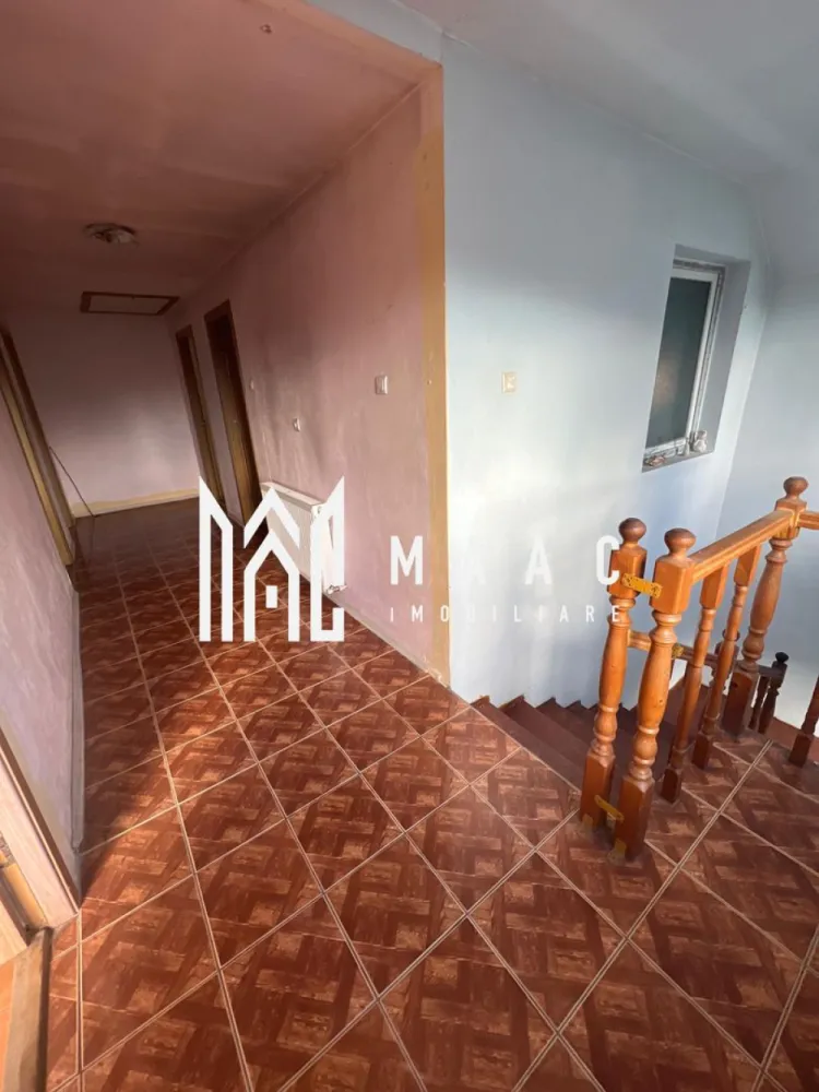 Casă individuală P+E | 150 mp utili | Teren 400 mp | Bujoreni - Maac Imobiliare vă prezintă spre vânzare o vilă situată în Bujoreni, la aproximativ 800 m de Kaufland Nord și la doar câteva minute de centrul orașului Râmnicu Vâlcea. Proprietatea este ideală pentru o familie care își dorește liniște, spațiu și acces rapid către facilitățile urbane.

Imobilul a fost construit în anul 2015 și are regim de înălțime Parter + Etaj. Suprafața utilă este de 150 mp, iar suprafața construită este de 200 mp. Locuința este amplasată pe un teren de 400 mp, oferind suficient spațiu pentru amenajări exterioare și activități în aer liber.

Proprietatea dispune de toate utilitățile necesare unei locuințe moderne: gaz, curent electric, apă curentă și fosă septică.

Compartimentarea este realizată astfel:

Parter:

living spațios și luminos

bucătărie generoasă

baie

spații de depozitare

Etaj:

dormitoare

baie complet echipată

Finisajele sunt clasice și oferă posibilitatea viitorilor proprietari de a amenaja locuința după propriul gust și stil.

Proprietatea este situată într-o zonă rezidențială liniștită, cu acces rapid către supermarketuri, școli, mijloace de transport și alte puncte de interes din oraș.

Pentru mai multe detalii, vă rugăm să menționați telefonic că ați văzut anunțul cu CP2790109.