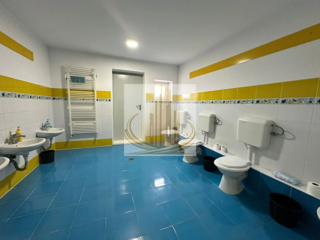 Clinică, pensiune, birouri sau investiție | Locație de top 17 CAMERE - Exclusivitate | Proprietate multifuncțională premium – Ideală pentru clinică, pensiune, birouri sau investiție | Locație de top

Grand Mobilis Imobiliare vă propune, în regim de exclusivitate, o proprietate cu adevărat versatilă și rară pe piață – un imobil complex, pregătit pentru operare imediată și adaptabil pentru multiple tipuri de afaceri.

Cu o infrastructură solidă și compartimentare eficientă, această proprietate reprezintă o oportunitate strategică pentru investitori sau antreprenori care caută un spațiu potrivit pentru:

policlinică / centru medical
pensiune / aparthotel
clădire de birouri / sediu firmă
centru educațional (în prezent funcțional ca grădiniță)
Date generale

Imobilul este compus din două clădiri și oferă o suprafață de 664 mp construiți (554 mp utili), compartimentată în 17 încăperi, ceea ce permite organizarea eficientă a activității indiferent de destinație.

Compartimentare funcțională – adaptabilă pentru multiple activități

Clădire principală:

Spații generoase ce pot fi utilizate ca birouri, cabinete sau camere
Recepție / zonă de primire
Birou administrativ
Spălătorie
Mansardă cu spații ample, ușor de reconfigurat
Beci pe toată suprafața – ideal pentru tehnic / depozitare

Clădire anexă:

Multiple încăperi ce pot deveni cabinete, camere de cazare sau birouri
Bucătărie profesională complet echipată – avantaj major pentru activități HoReCa sau medicale
Sală de mese / zonă comună
Spații de depozitare și spălătorie
Mansardă open-space – flexibilitate maximă
Facilități & avantaje competitive
Curte amenajată cu loc de relaxare, piscină și spații recreative
3 intrări separate + ieșire de incendiu (ideal pentru fluxuri diferite – pacienți / clienți / staff)
Sisteme de securitate și detecție incendiu
4 locuri de parcare la stradă
Specificații tehnice
Curent trifazic + toate utilitățile
Izolație eficientă, tâmplărie PVC integrală, rulouri exterioare
Acces rapid: drum asfaltat + transport public la ~100 m
Valoare investițională

Unul dintre cele mai mari avantaje ale proprietății este flexibilitatea – poate fi exploatată imediat sau reconvertită rapid în funcție de strategia investițională.

✔️ Ideală pentru business „la cheie”
✔️ Costuri reduse de adaptare
✔️ Potențial ridicat de randament

Un activ rar, ce combină:
poziționare excelentă
suprafață generoasă
compartimentare eficientă
multiple scenarii de utilizare

💰 Preț extrem de competitiv pentru nivelul de dotare și potențialul oferit

📌 Tur virtual 360° disponibil

ID INTERN CP3057640