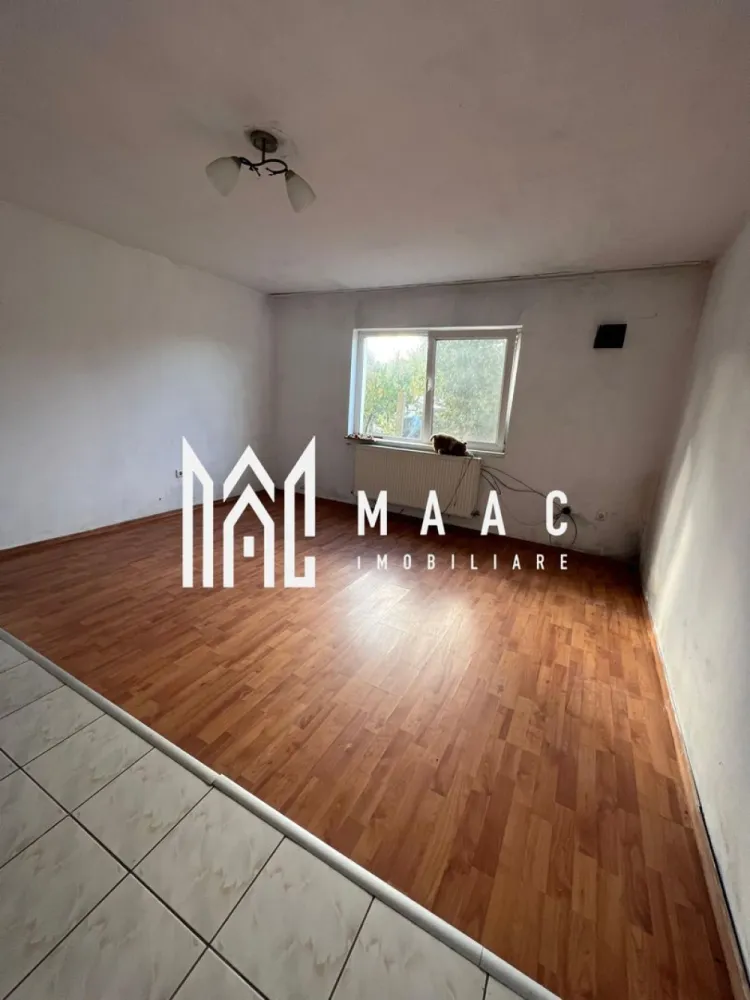 Casă individuală P+E | 150 mp utili | Teren 400 mp | Bujoreni - Maac Imobiliare vă prezintă spre vânzare o vilă situată în Bujoreni, la aproximativ 800 m de Kaufland Nord și la doar câteva minute de centrul orașului Râmnicu Vâlcea. Proprietatea este ideală pentru o familie care își dorește liniște, spațiu și acces rapid către facilitățile urbane.

Imobilul a fost construit în anul 2015 și are regim de înălțime Parter + Etaj. Suprafața utilă este de 150 mp, iar suprafața construită este de 200 mp. Locuința este amplasată pe un teren de 400 mp, oferind suficient spațiu pentru amenajări exterioare și activități în aer liber.

Proprietatea dispune de toate utilitățile necesare unei locuințe moderne: gaz, curent electric, apă curentă și fosă septică.

Compartimentarea este realizată astfel:

Parter:

living spațios și luminos

bucătărie generoasă

baie

spații de depozitare

Etaj:

dormitoare

baie complet echipată

Finisajele sunt clasice și oferă posibilitatea viitorilor proprietari de a amenaja locuința după propriul gust și stil.

Proprietatea este situată într-o zonă rezidențială liniștită, cu acces rapid către supermarketuri, școli, mijloace de transport și alte puncte de interes din oraș.

Pentru mai multe detalii, vă rugăm să menționați telefonic că ați văzut anunțul cu CP2790109.