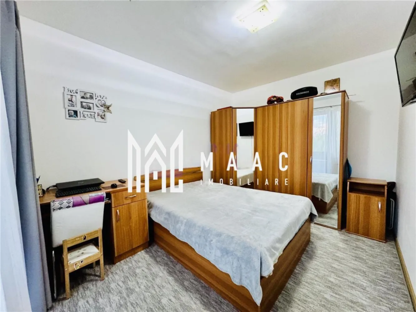 Apartament 3 camere | Etaj 3 | 2 Balcoane | Turnisor - MAAC Imobiliare va prezinta un apartament cu 3 camere de vânzare situat in zona Turnișor, cartier ALMA. Caracteristici: Etaj 3 din 4 Suprafață utilă 56,14 mp Construcție recentă, cu finisaje de calitate Orientare - S-V, ce asigură lumină naturală pe tot parcursul zilei Compartimentare: Living spațios și luminos Bucătărie separată, complet funcțională Două dormitoare, fiecare cu balcon propriu – unul închis în termopan, celălalt deschis Baie cu geam de aerisire Dotări și beneficii: Două balcoane Acces facil la mijloace de transport în comun Vecinătate liniștită, cu loc de joacă și zonă de relaxare amenajată lângă bloc Proximitate față de magazine (Profi, Simpa, Trans Agape), farmacii, bănci, școală și grădiniță. Pentru mai multe detalii precizati telefonic ca ati vazut anuntul cu ID: CP2790056