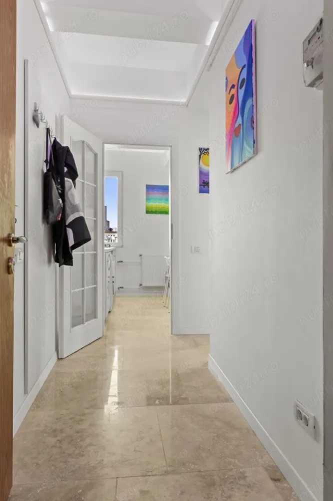 BRASADAS vinde Studio Lux Etaj 9/9 40mp Piata Romana. - Agenția imobiliara BRASADAS vinde apartament cu 2 camere transformat in studio lux, ULTRACENTRAL, 40mp, baie, bucatarie, dressing, 2 holuri.
Renovat recent in 2024, lumina led in toatat casa, instalatii noi, centrala, termopane tripan, aer dublu invertor, marmura, complet mobilat si utilat ori pentru locuit, ori pentru cabinet.
Scara renovata, lift nou, etajul 9/9 cu vedere asupra Pietei Romane si in spate pe Dlvd. Dacia.
Proximitati. ASE vis-a-vis, metrou Romana jos la scara, statii autobuze jos la scara, magazine, MEGA, banci, farmacii, restaurante la parter, scoli, gradinite, policinica 10, spitatul de oftalmologie, etc.
Pentru mai multe oferte accesați www.brasadas.com.