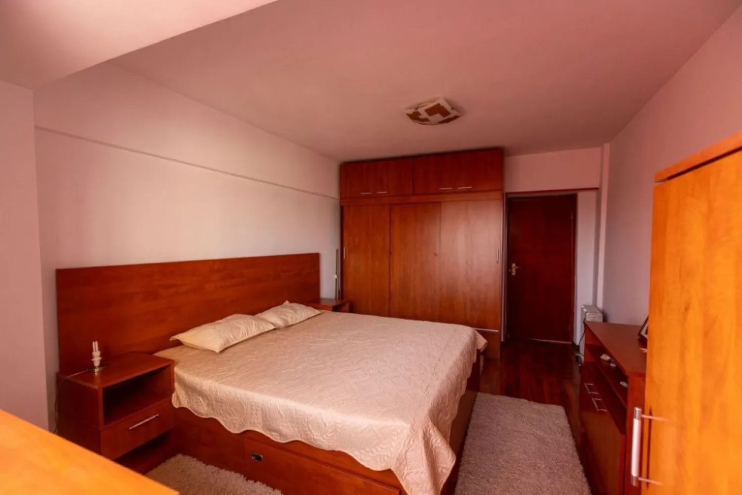 BRASADAS închiriază ap 2 cam Bd. Unirii, complet mobilat si utilat - Agenția imobiliara BRASADAS închiriază apartament de 2 camere situat in cea mai frumoasa zona a Bucurestiului pe Bd. Unirii , o zona curata linistita plina de frumos si istorie, in apropierea Bibliotecii Nationale. Apartamentul se afla intr un bloc P + 10 din anul 2000 ,la etajul 5, are su. 68 mp., 2 camere, baie,bucatarie ,holuri si 3 balcoane. dispune si de un loc de parcare. Apartamentul este foarte frumos mobilat, tineresc, curat, disponibil imediat . Va invitam la o vizionare.
se doreste o chirie si o garantie.