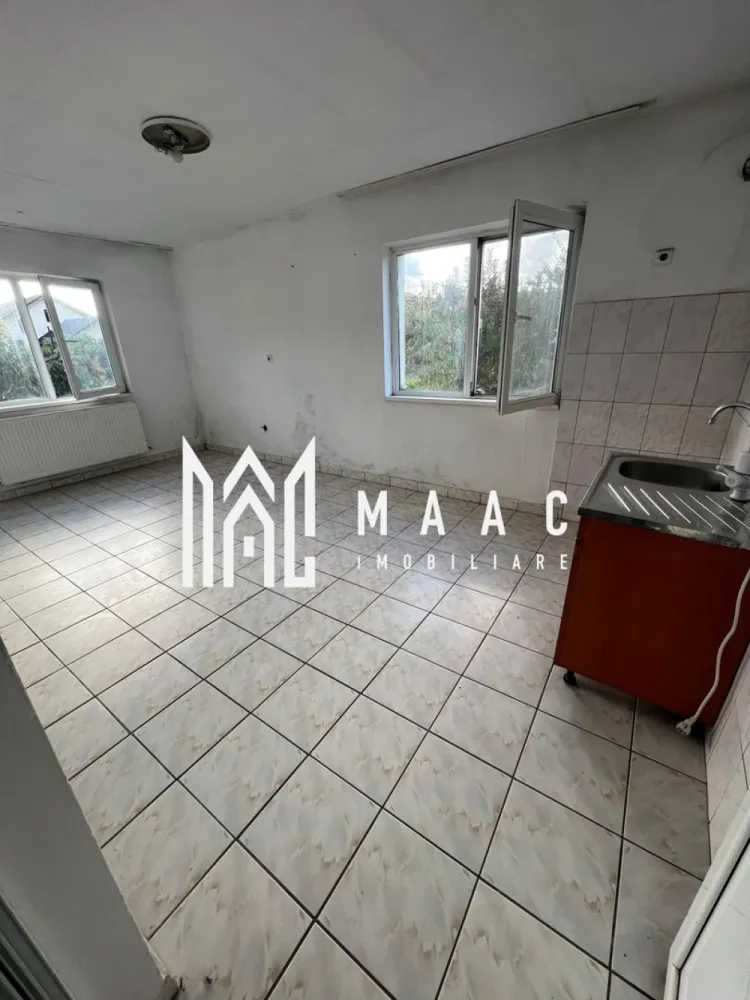 Casă individuală P+E | 150 mp utili | Teren 400 mp | Bujoreni - Maac Imobiliare vă prezintă spre vânzare o vilă situată în Bujoreni, la aproximativ 800 m de Kaufland Nord și la doar câteva minute de centrul orașului Râmnicu Vâlcea. Proprietatea este ideală pentru o familie care își dorește liniște, spațiu și acces rapid către facilitățile urbane.

Imobilul a fost construit în anul 2015 și are regim de înălțime Parter + Etaj. Suprafața utilă este de 150 mp, iar suprafața construită este de 200 mp. Locuința este amplasată pe un teren de 400 mp, oferind suficient spațiu pentru amenajări exterioare și activități în aer liber.

Proprietatea dispune de toate utilitățile necesare unei locuințe moderne: gaz, curent electric, apă curentă și fosă septică.

Compartimentarea este realizată astfel:

Parter:

living spațios și luminos

bucătărie generoasă

baie

spații de depozitare

Etaj:

dormitoare

baie complet echipată

Finisajele sunt clasice și oferă posibilitatea viitorilor proprietari de a amenaja locuința după propriul gust și stil.

Proprietatea este situată într-o zonă rezidențială liniștită, cu acces rapid către supermarketuri, școli, mijloace de transport și alte puncte de interes din oraș.

Pentru mai multe detalii, vă rugăm să menționați telefonic că ați văzut anunțul cu CP2790109.