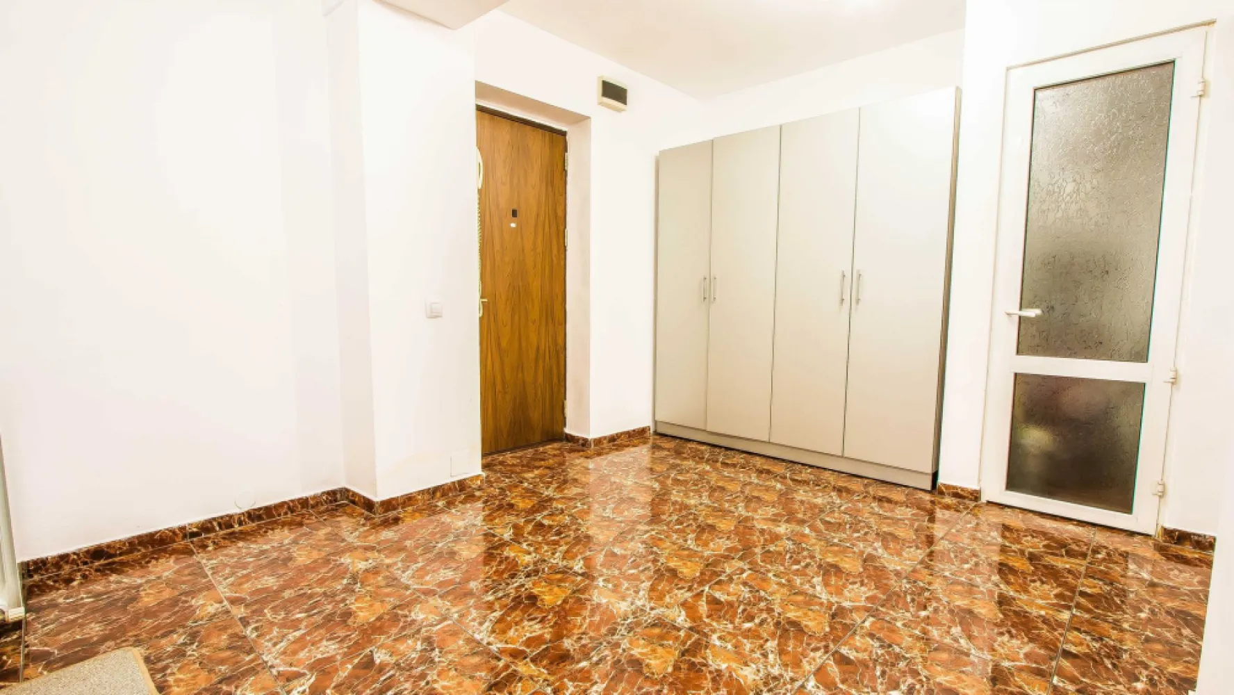BRASADAS închiriază Ap 2 cam Et 2/10 B-dul Unirii. - Agenția imobiliara BRASADAS închiriază apartament cu 2 camere Bulevardul Unirii, cu intrare stradala din bulevard, etaj 2/10.
Apartament este liber, disponibil, complet utilat, mobilat, 2 AC, 2 tv+internet , 
1l+1l garantie. 
Pentru mai multe oferte accesați www.brasadas.com.
