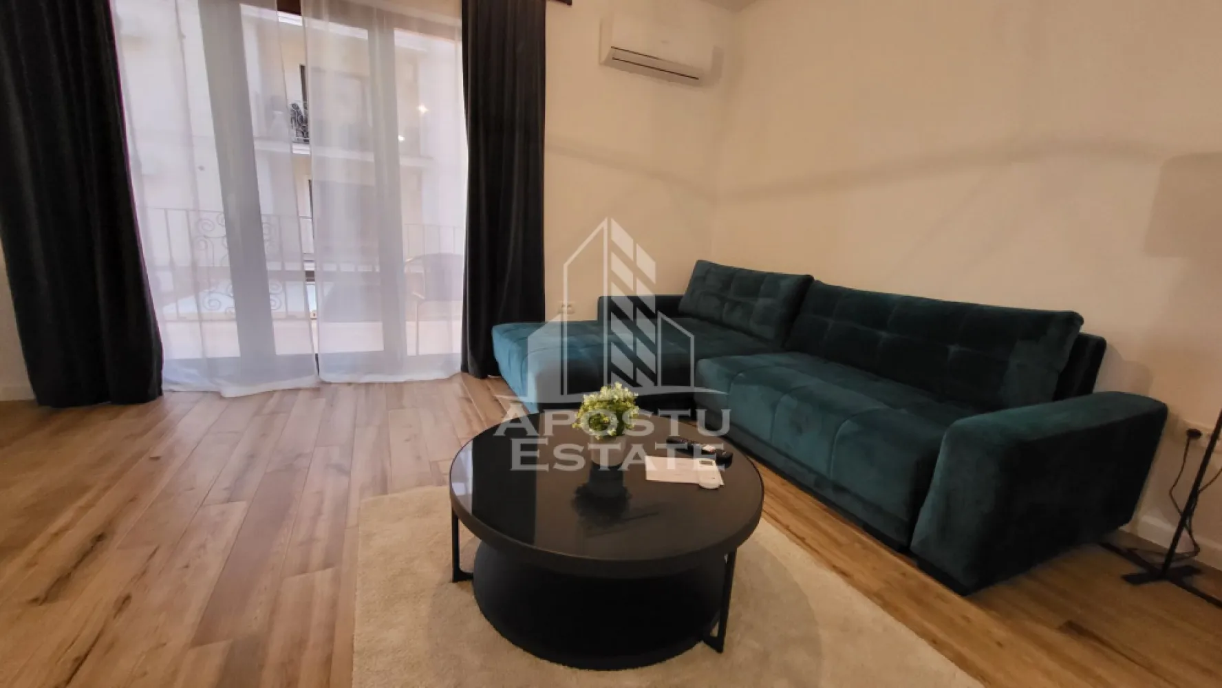 Apartament modern,2 camere,etaj 1,Dumbravita(Ikea) - Apostu Estate va propune spre vanzare un apartament nou,open space,cu 2 camere,in Dumbravita.

Apartamentul este disponibil la etajul 1/3,cu o suprafata utila de 59mp.

Compartimentare:

-hol

-living cu bucatarie open space

-terasa mobilata

-dormitor

-baie

Confortul termic se realizeaza prin intermediul centralei si al climei,incalzirea este in pardoseala.

In vecinatate se afla Profi,Ikea,Lidl Dumbravita la 5 min.

-2locuri de parcare incluse!

Complet mobilat si utilat,beneficiaza de finisaje ultra moderne.

Va asteptam cu drag la o vizionare!