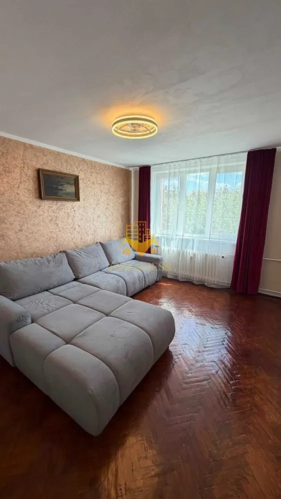 Apartament 2 camere Plopilor, la 5 minute de Platinia Shopping Center! - Va prezentam spre vanzare un apartament cu 2 camere, localizat in Cluj-Napoca, cartierul Plopilor, zona strazii Pandurilor, una dintre cele mai apreciate si exclusiviste zone rezidentiale ale orasului.

Imobilul este amplasat intr-o locatie de exceptie, caracterizata prin spatii verzi generoase, acces rapid catre centrul orasului si proximitatea unor importante puncte de agrement, sport si educatie. Zona este recunoscuta pentru calitatea vietii, fiind preferata atat de familii, cat si de investitori.

In imediata apropiere regasim:

* Parcul Babes;
* Cluj Arena;
* BTarena (Sala Polivalenta);
* Promenada Somesului si Sala Sporturilor.

De asemenea, proprietatea beneficiaza de acces rapid catre principalele universitati din Cluj-Napoca, centrul orasului fiind accesibil in doar cateva minute.

Apartamentul detine o suprafata utila de 42 mp si este situat la etajul 4 din 4, intr-un imobil anvelopat termic.

Dispune de compartimentare decomandata, fiind organizat astfel:

* hol de acces;
* camara cu rafturi si aerisire;
* living;
* dormitor;
* bucatarie separata;
* baie.

Apartamentul a fost renovat complet de la stadiul de gri, fiecare etapa fiind realizata fara compromisuri, utilizand materiale de calitate si solutii moderne.

Printre imbunatatirile realizate se numara:

* instalatie electrica complet noua;
* instalatie sanitara refacuta integral;
* pereti refacuti si tavane din rigips;
* baie moderna cu dus walk-in;
* geamuri tripan in camere;
* geamuri termopan in bucatarie si baie;
* usi interioare noi;
* usa metalica la intrare;
* parchet masiv in living;
* parchet laminat in dormitor, hol si bucatarie.

Confortul termic este asigurat prin sistemul de termoficare al orasului, iar apa calda este furnizata prin boiler electric.

Apartamentul beneficiaza de o priveliste deschisa spre parc, fara alte blocuri amplasate in fata, oferind lumina naturala, intimitate si o atmosfera extrem de placuta.

Proprietatea se vinde complet mobilata si utilata, fiind pregatita pentru mutare imediata. In pret sunt incluse:

* mobilier de bucatarie Mömax;
* masina de spalat cu uscator;
* coltar modular achizitionat in 2023;
* mobilier si electrocasnice conform fotografiilor.

Datorita amplasarii premium, la doar doua statii de centrul orasului si la cateva minute de cele mai importante zone de agrement din Cluj-Napoca, aceasta proprietate reprezinta o alegere excelenta atat pentru locuinta proprie, cat si pentru investitie.

Apartamentul este liber de sarcini, actele sunt pregatite pentru vanzare imediata, iar pretul este fix, nenegociabil.

Pentru mai multe detalii si programarea unei vizionari, nu ezitati sa ne contactati.