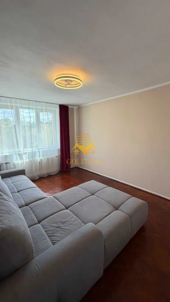 Apartament 2 camere Plopilor, la 5 minute de Platinia Shopping Center! - Va prezentam spre vanzare un apartament cu 2 camere, localizat in Cluj-Napoca, cartierul Plopilor, zona strazii Pandurilor, una dintre cele mai apreciate si exclusiviste zone rezidentiale ale orasului.

Imobilul este amplasat intr-o locatie de exceptie, caracterizata prin spatii verzi generoase, acces rapid catre centrul orasului si proximitatea unor importante puncte de agrement, sport si educatie. Zona este recunoscuta pentru calitatea vietii, fiind preferata atat de familii, cat si de investitori.

In imediata apropiere regasim:

* Parcul Babes;
* Cluj Arena;
* BTarena (Sala Polivalenta);
* Promenada Somesului si Sala Sporturilor.

De asemenea, proprietatea beneficiaza de acces rapid catre principalele universitati din Cluj-Napoca, centrul orasului fiind accesibil in doar cateva minute.

Apartamentul detine o suprafata utila de 42 mp si este situat la etajul 4 din 4, intr-un imobil anvelopat termic.

Dispune de compartimentare decomandata, fiind organizat astfel:

* hol de acces;
* camara cu rafturi si aerisire;
* living;
* dormitor;
* bucatarie separata;
* baie.

Apartamentul a fost renovat complet de la stadiul de gri, fiecare etapa fiind realizata fara compromisuri, utilizand materiale de calitate si solutii moderne.

Printre imbunatatirile realizate se numara:

* instalatie electrica complet noua;
* instalatie sanitara refacuta integral;
* pereti refacuti si tavane din rigips;
* baie moderna cu dus walk-in;
* geamuri tripan in camere;
* geamuri termopan in bucatarie si baie;
* usi interioare noi;
* usa metalica la intrare;
* parchet masiv in living;
* parchet laminat in dormitor, hol si bucatarie.

Confortul termic este asigurat prin sistemul de termoficare al orasului, iar apa calda este furnizata prin boiler electric.

Apartamentul beneficiaza de o priveliste deschisa spre parc, fara alte blocuri amplasate in fata, oferind lumina naturala, intimitate si o atmosfera extrem de placuta.

Proprietatea se vinde complet mobilata si utilata, fiind pregatita pentru mutare imediata. In pret sunt incluse:

* mobilier de bucatarie Mömax;
* masina de spalat cu uscator;
* coltar modular achizitionat in 2023;
* mobilier si electrocasnice conform fotografiilor.

Datorita amplasarii premium, la doar doua statii de centrul orasului si la cateva minute de cele mai importante zone de agrement din Cluj-Napoca, aceasta proprietate reprezinta o alegere excelenta atat pentru locuinta proprie, cat si pentru investitie.

Apartamentul este liber de sarcini, actele sunt pregatite pentru vanzare imediata, iar pretul este fix, nenegociabil.

Pentru mai multe detalii si programarea unei vizionari, nu ezitati sa ne contactati.